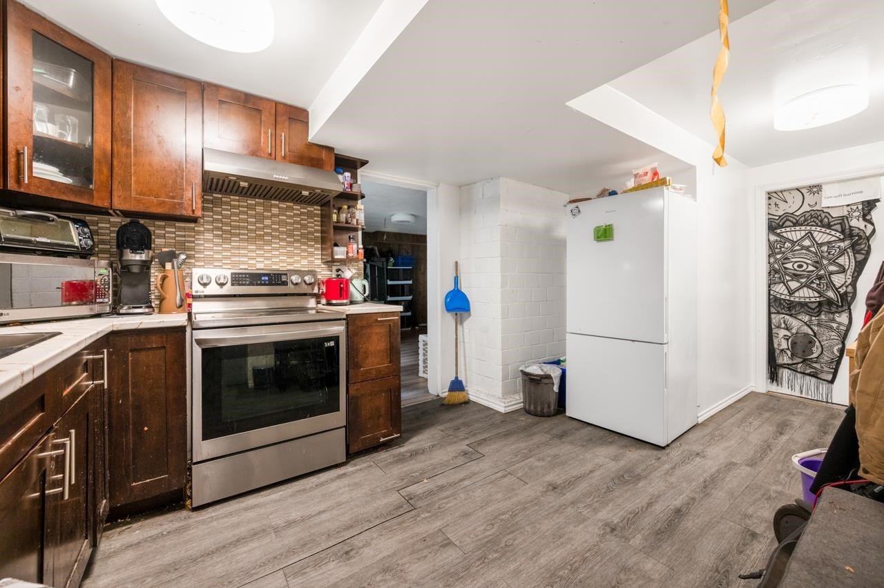 985 Wallace Wynd, Port Moody, BC - Indoor Photo Showing Kitchen
