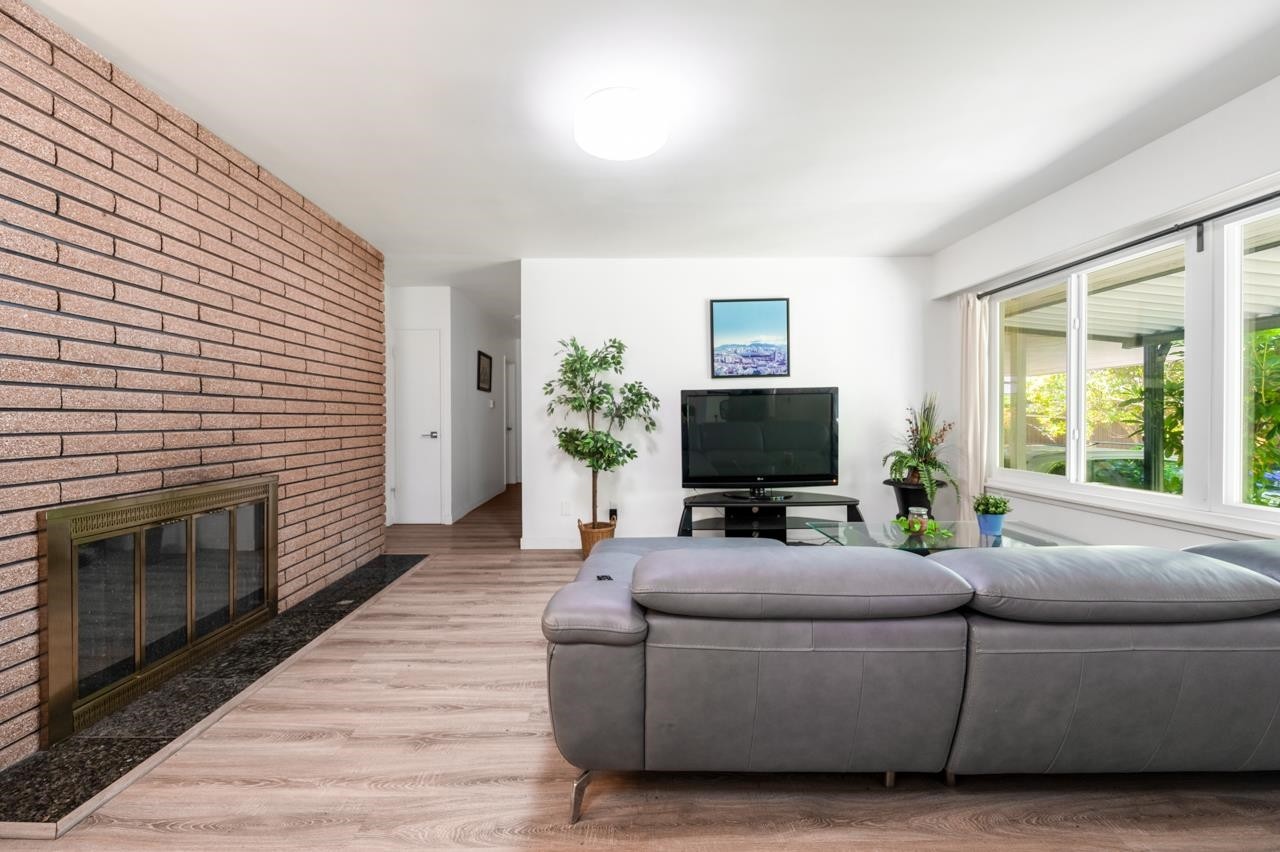 985 Wallace Wynd, Port Moody, BC - Indoor Photo Showing Living Room With Fireplace