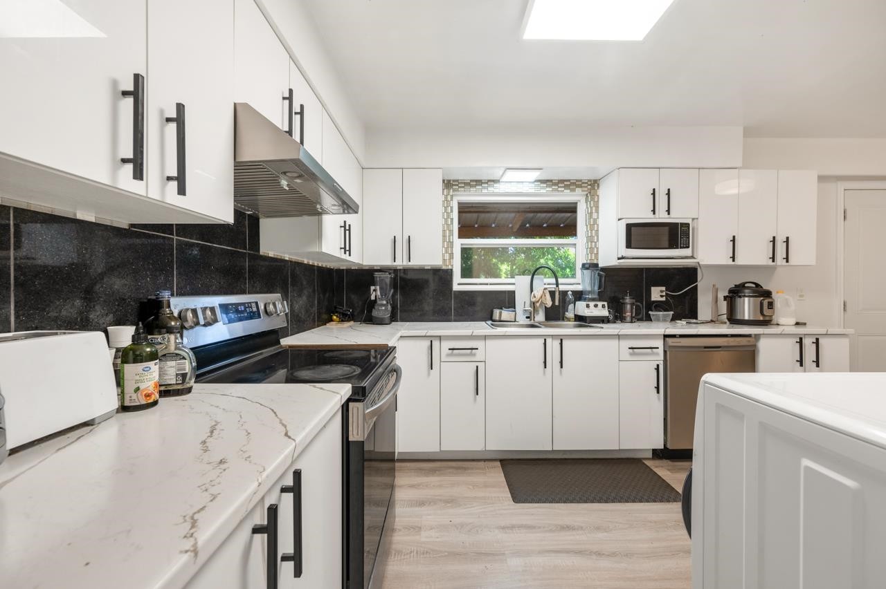 985 Wallace Wynd, Port Moody, BC - Indoor Photo Showing Kitchen With Double Sink