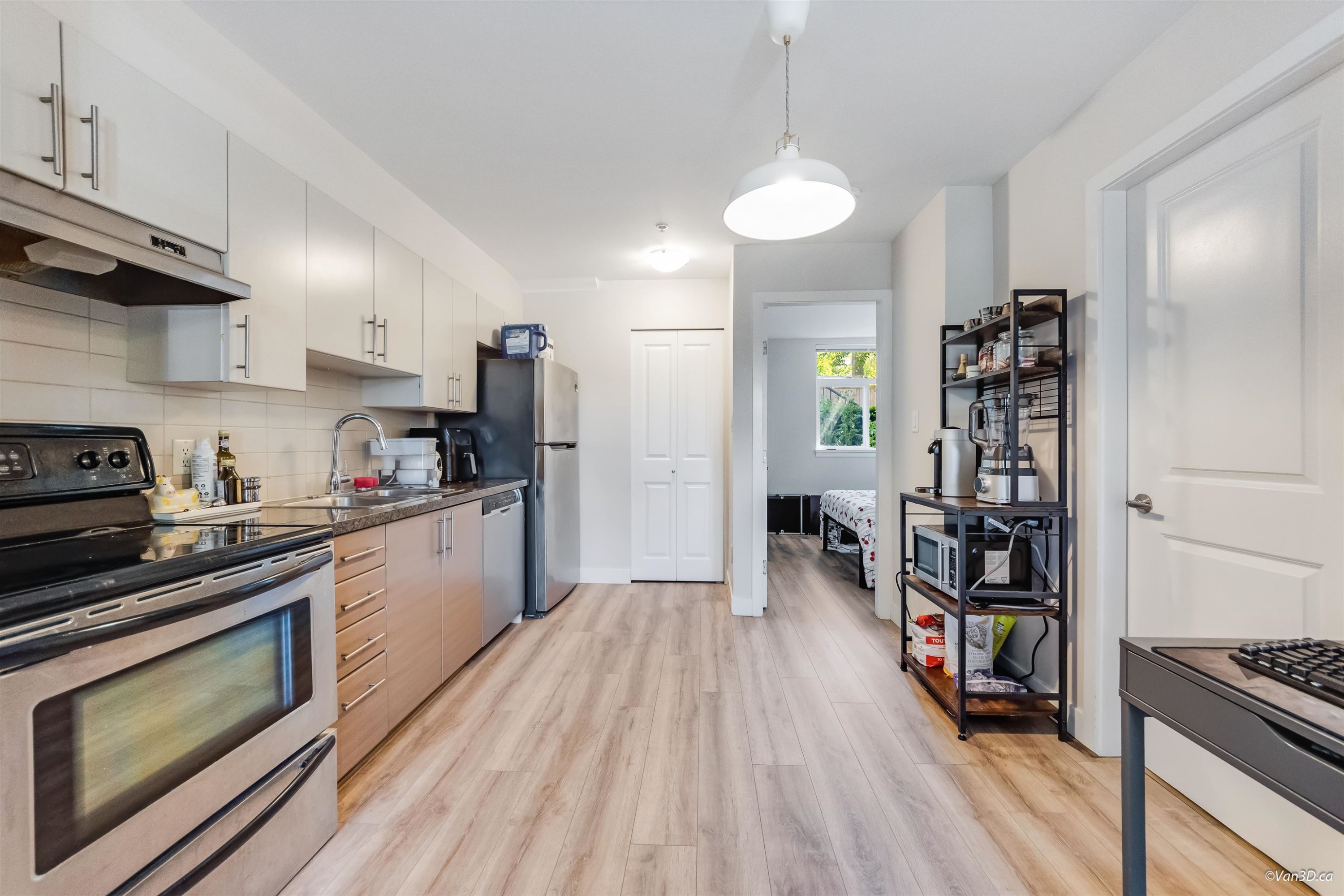 101-5568 Kings Road, Vancouver, BC - Indoor Photo Showing Kitchen