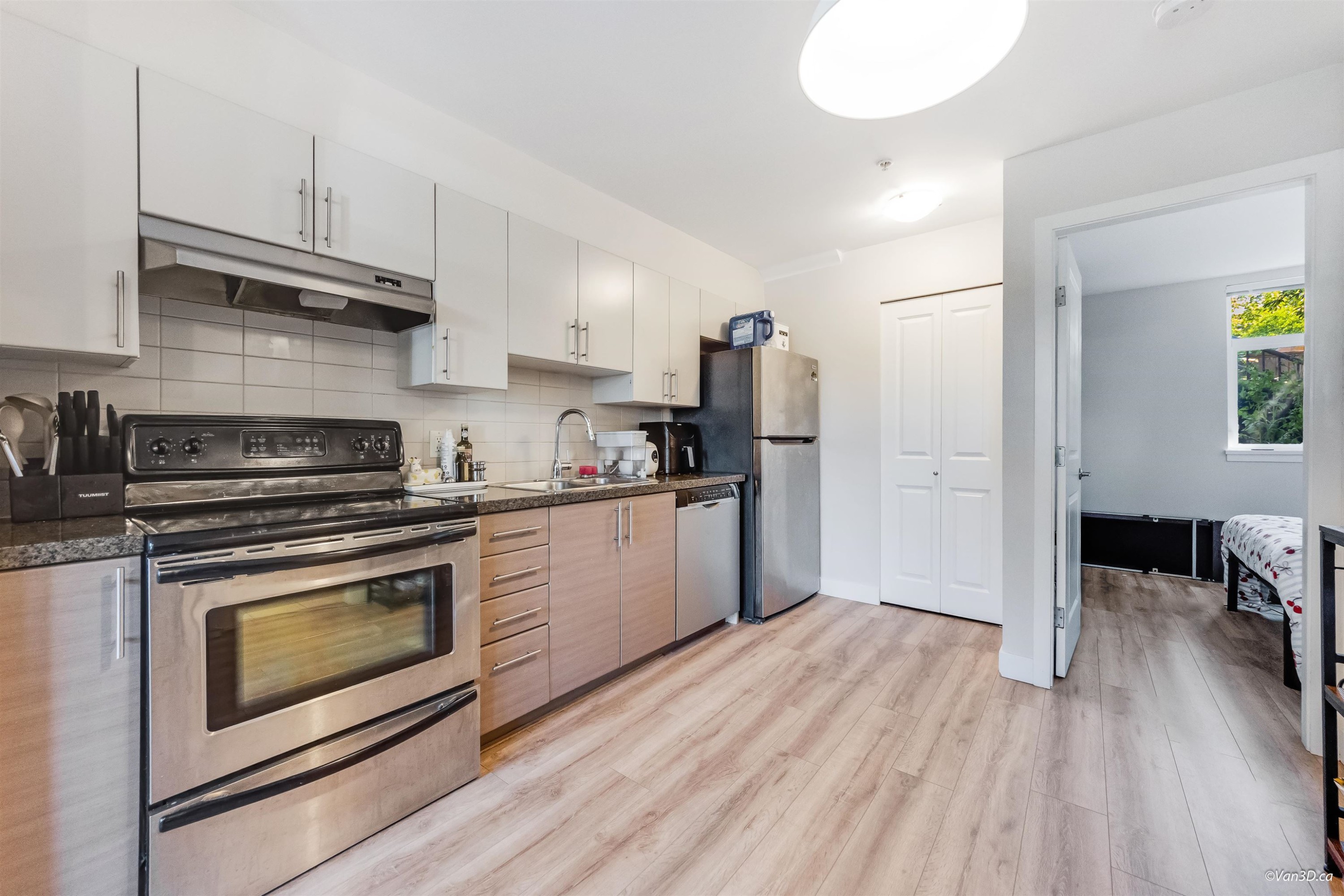 101-5568 Kings Road, Vancouver, BC - Indoor Photo Showing Kitchen