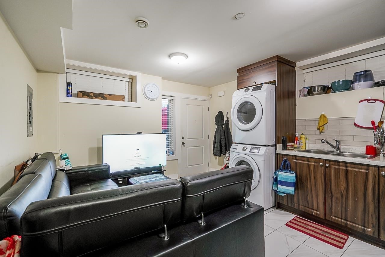 1838 49Th Avenue E, Vancouver, BC - Indoor Photo Showing Laundry Room