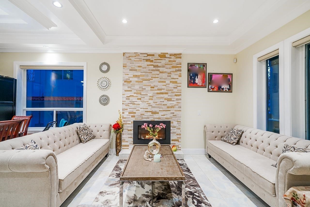 1838 49Th Avenue E, Vancouver, BC - Indoor Photo Showing Living Room With Fireplace