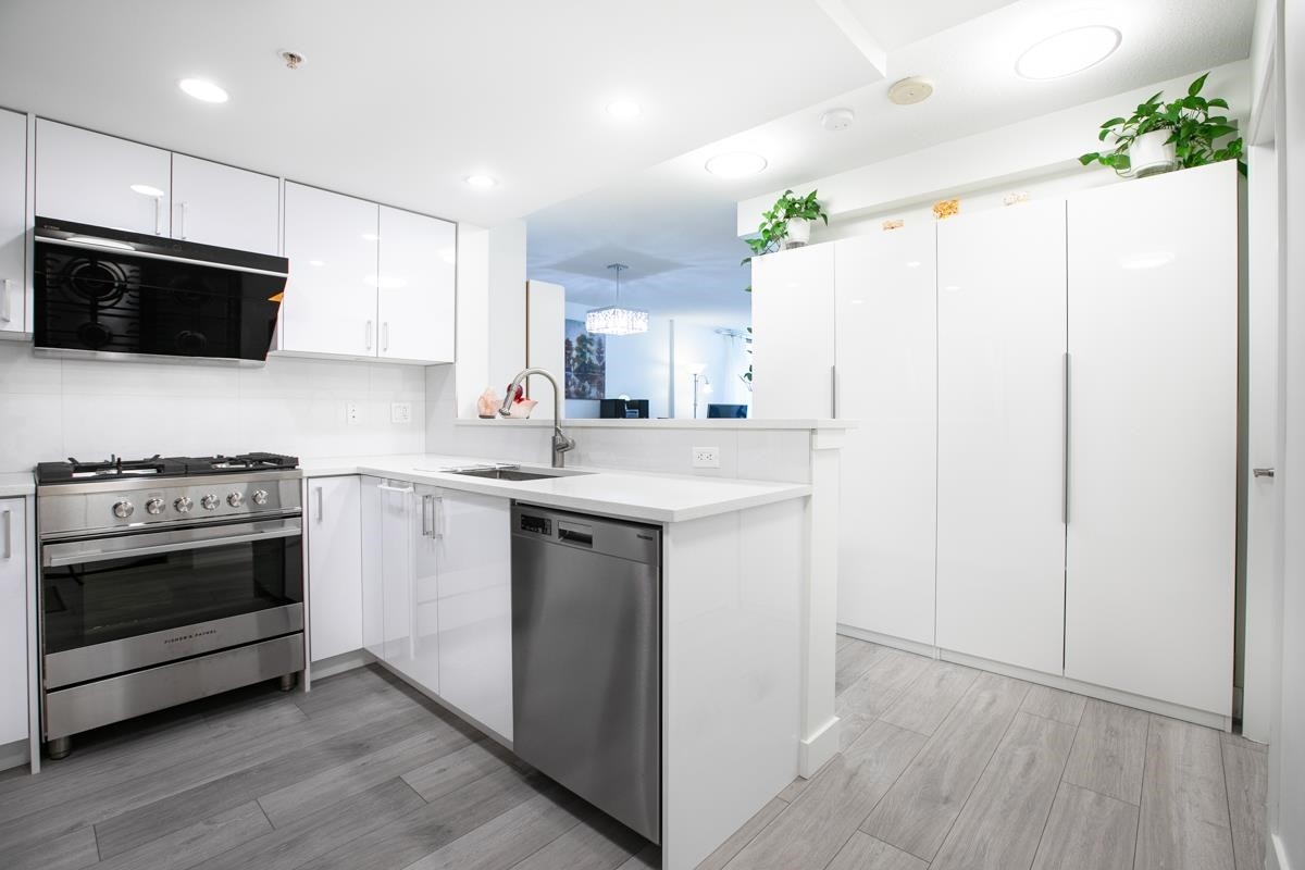 404-8120 Lansdowne Road, Richmond, BC