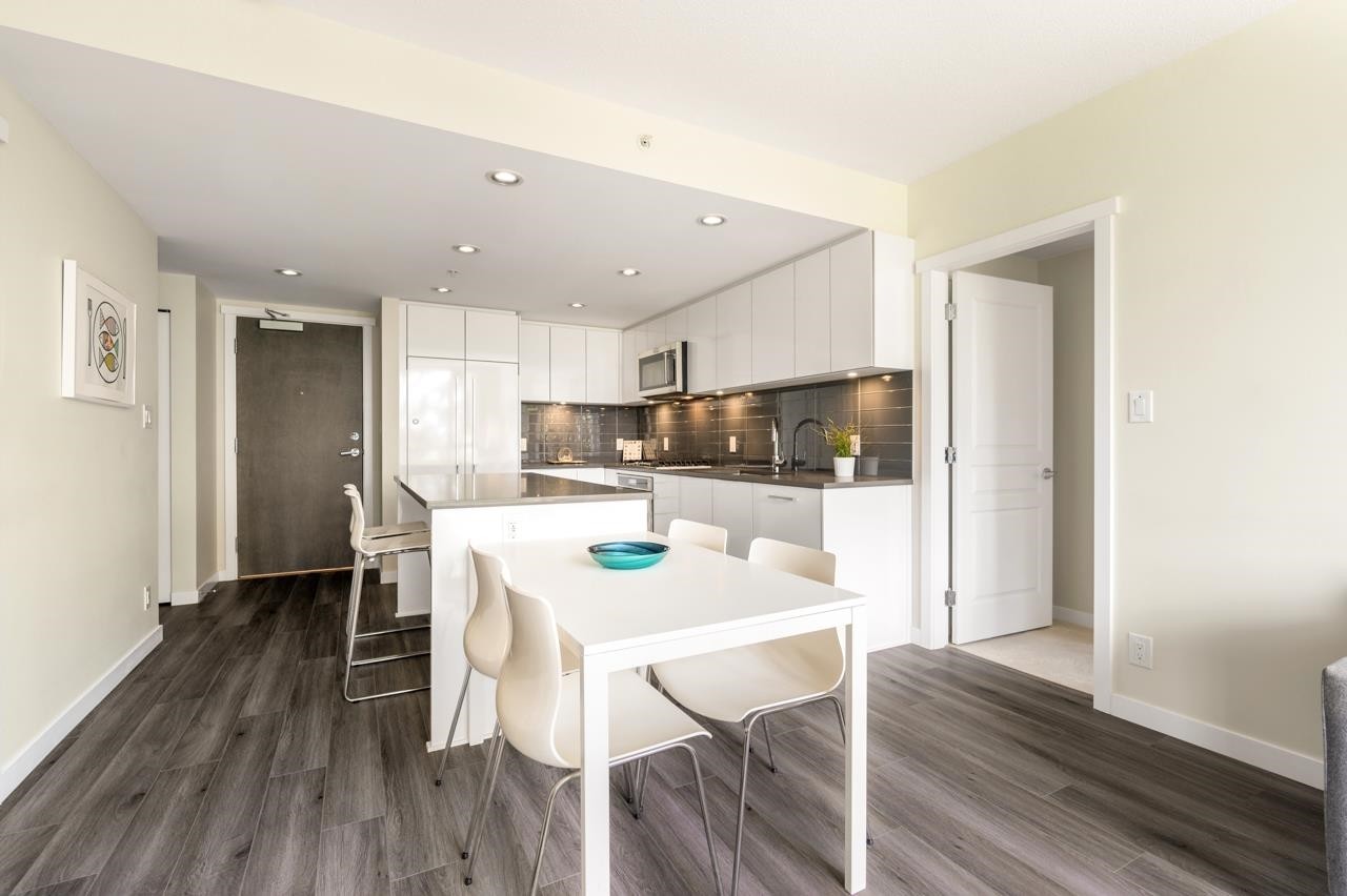 805-3096 Windsor Gate, Coquitlam, BC