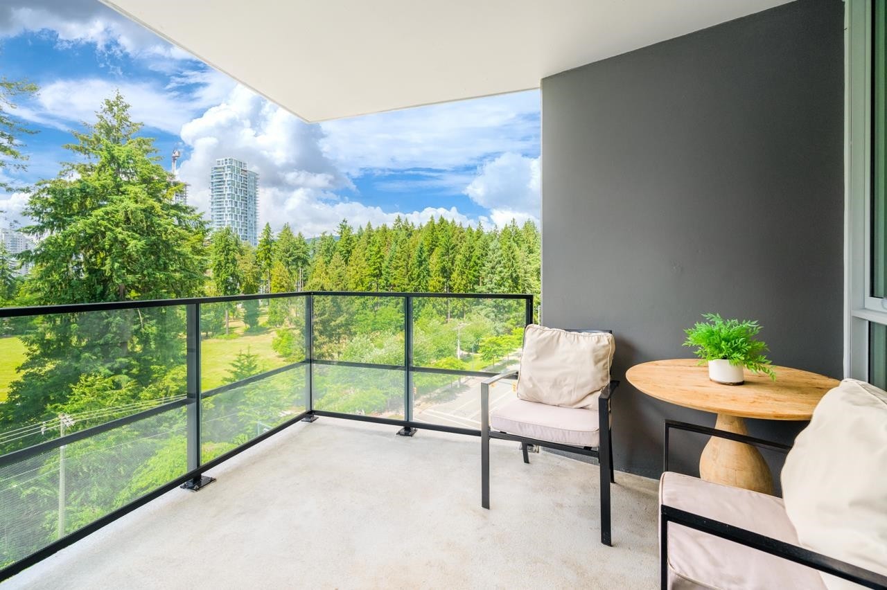 805-3096 Windsor Gate, Coquitlam, BC