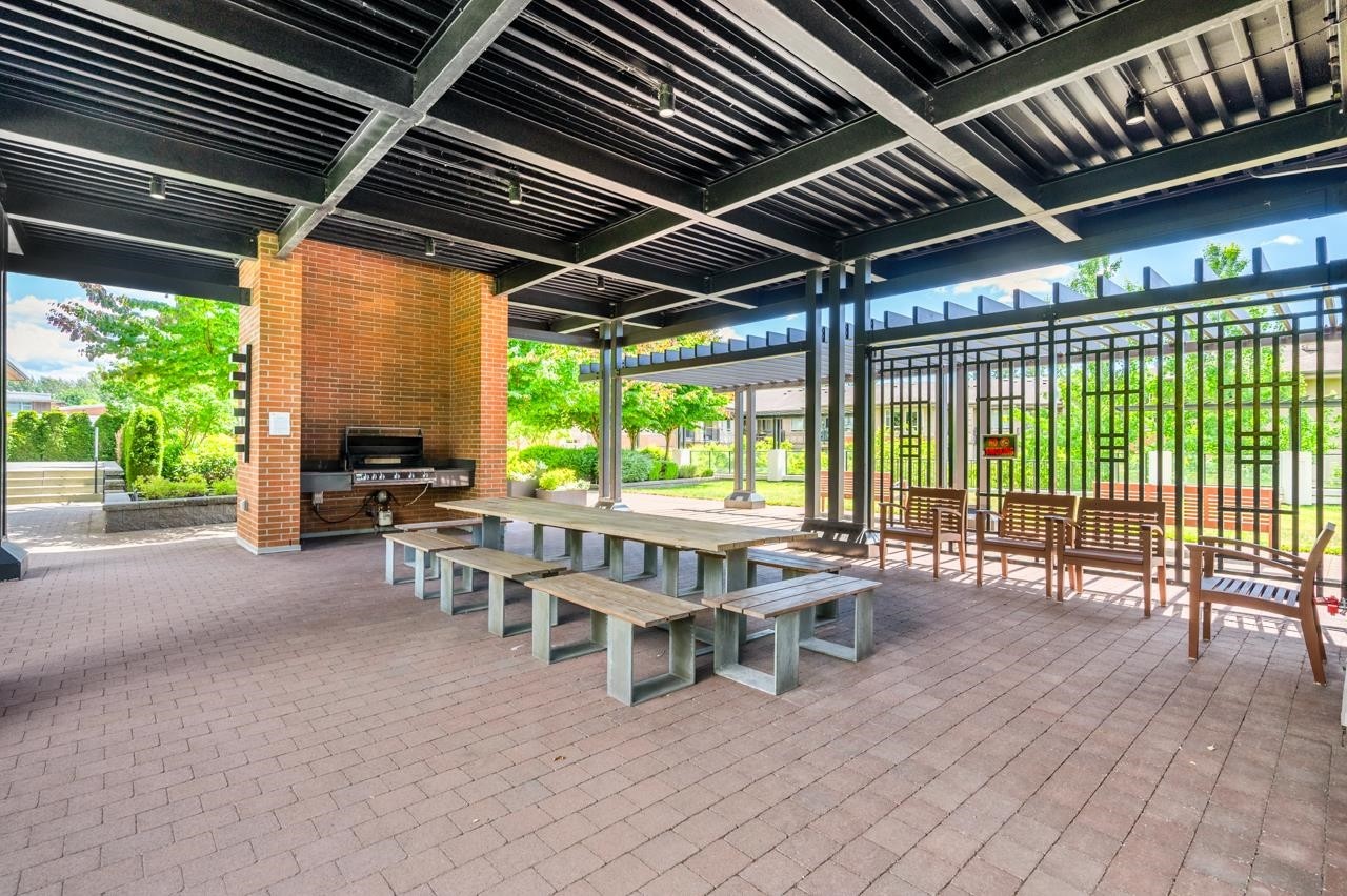 805-3096 Windsor Gate, Coquitlam, BC