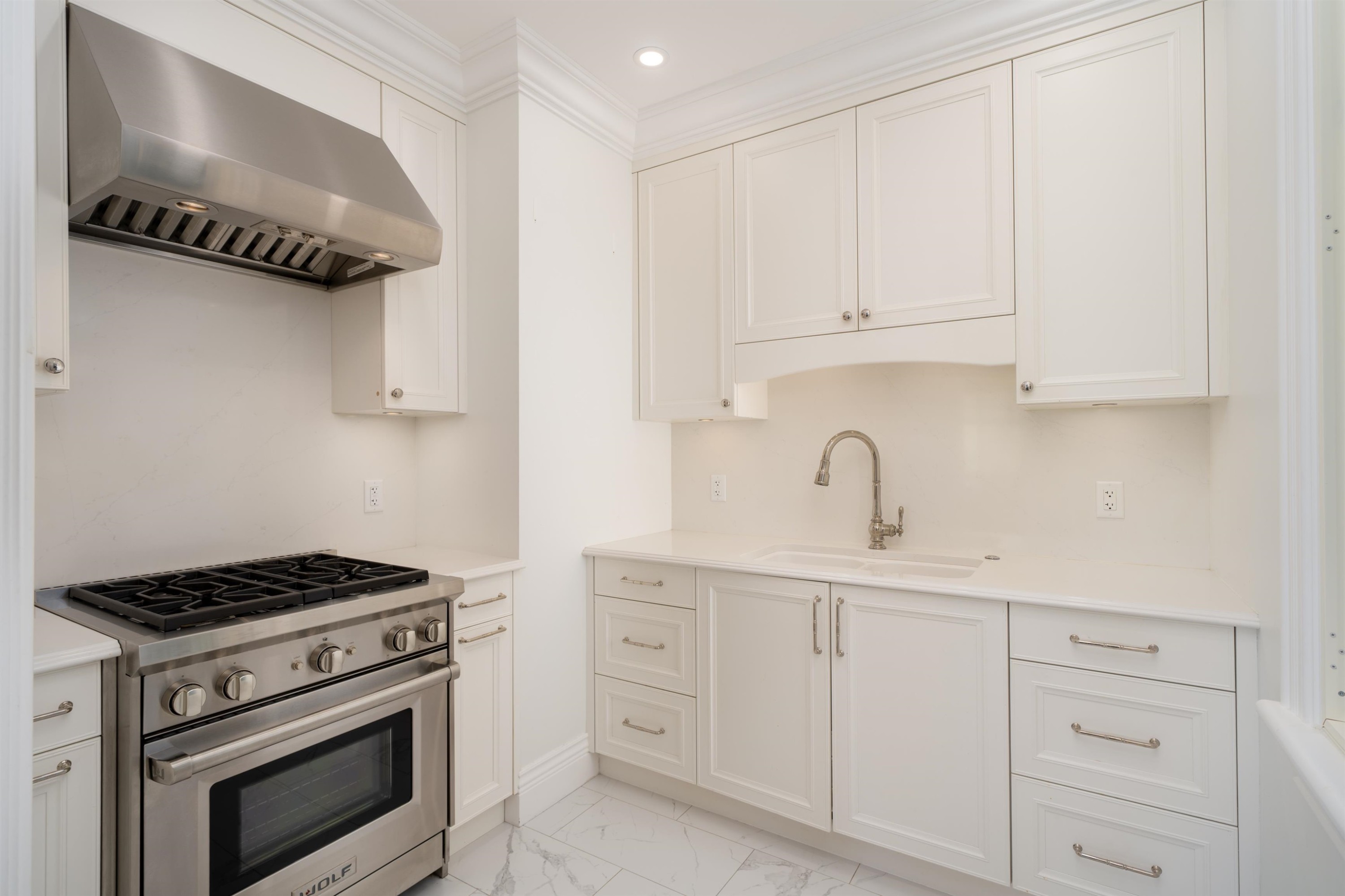 1093 Wolfe Avenue, Vancouver, BC - Indoor Photo Showing Kitchen With Upgraded Kitchen