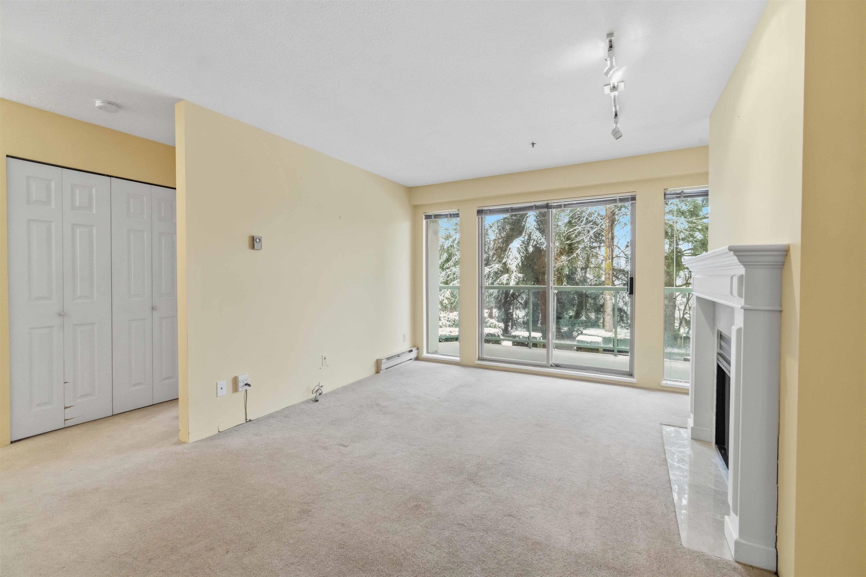 202-1148 Westwood Street, Coquitlam, BC - Indoor Photo Showing Other Room