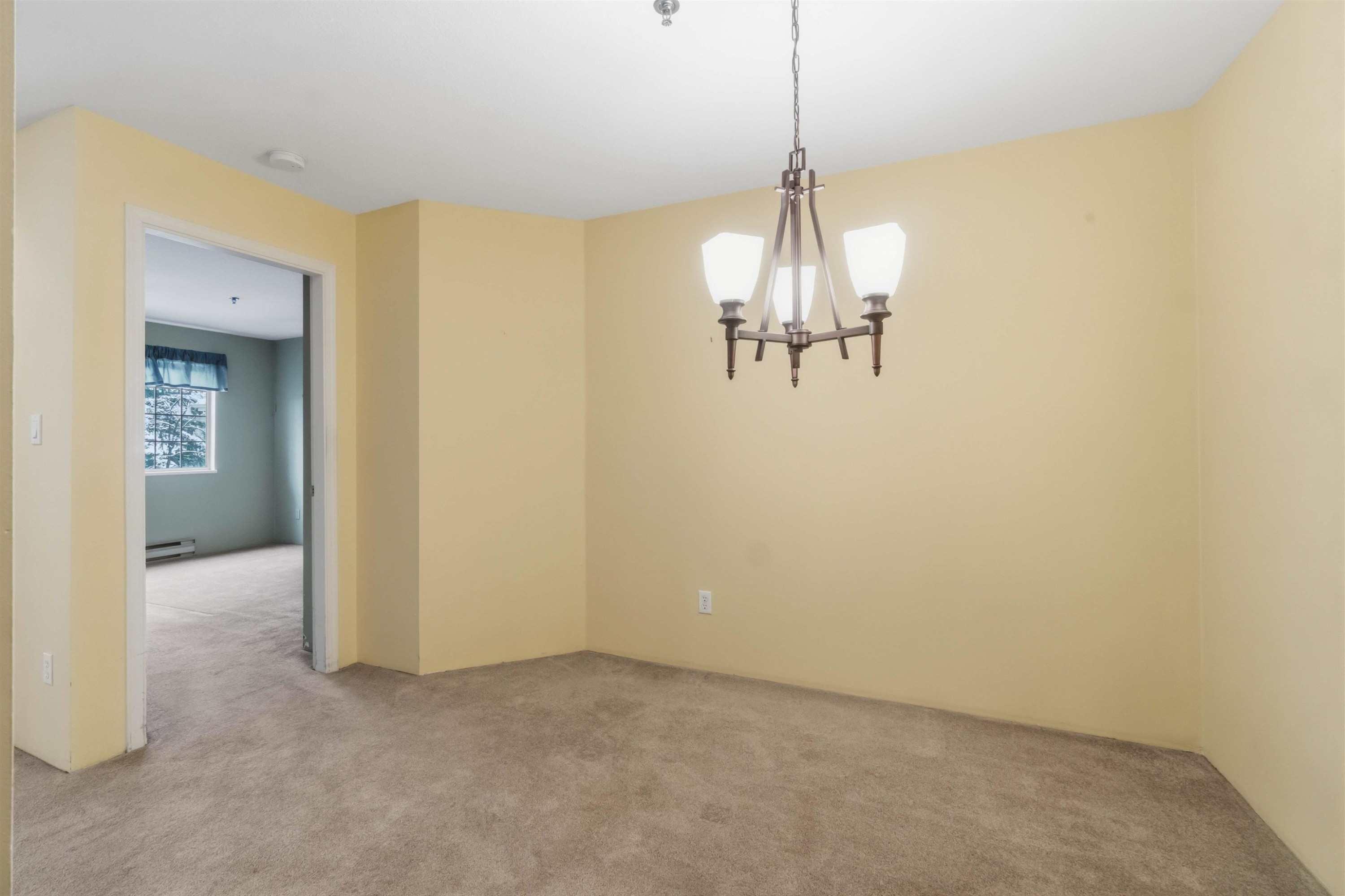202-1148 Westwood Street, Coquitlam, BC - Indoor Photo Showing Other Room