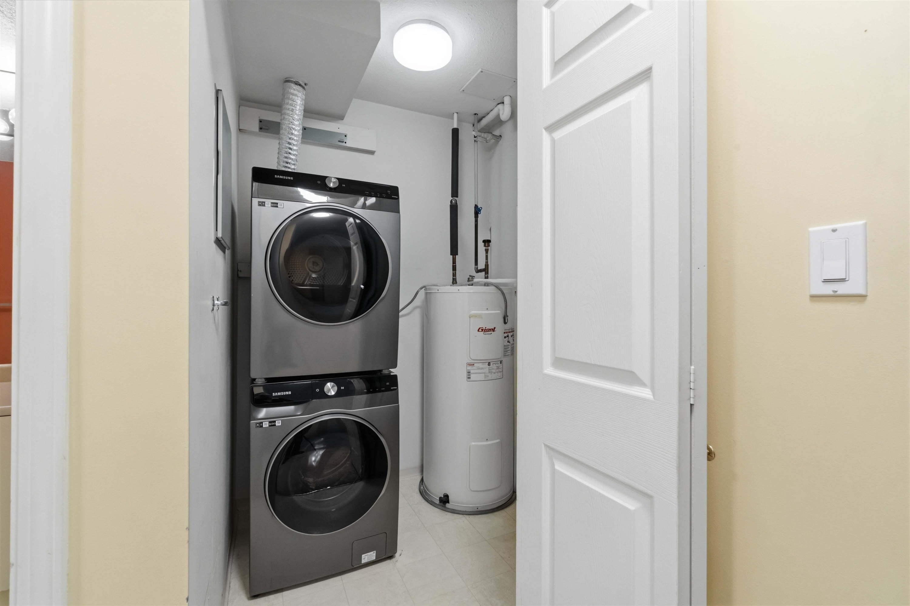 202-1148 Westwood Street, Coquitlam, BC - Indoor Photo Showing Laundry Room