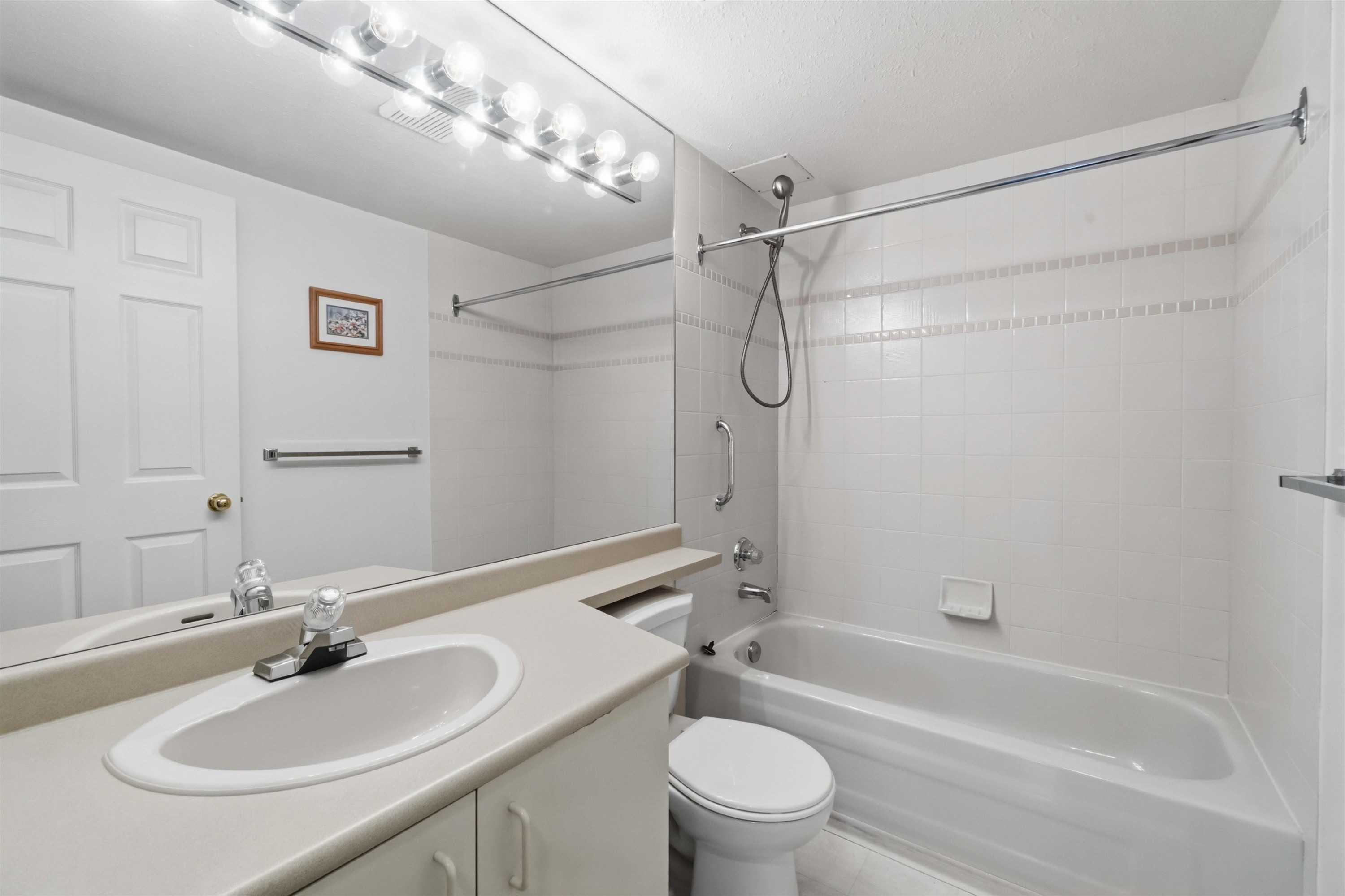 202-1148 Westwood Street, Coquitlam, BC - Indoor Photo Showing Bathroom