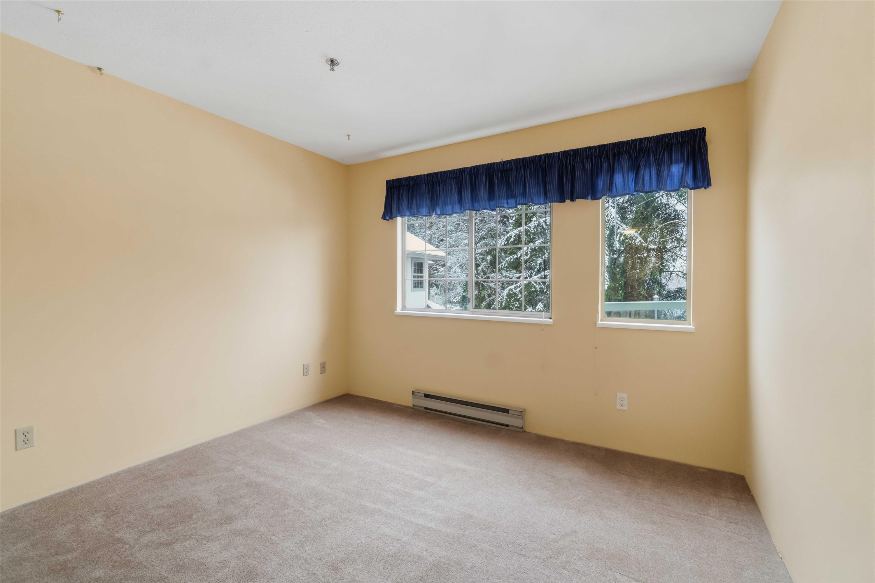 202-1148 Westwood Street, Coquitlam, BC - Indoor Photo Showing Other Room