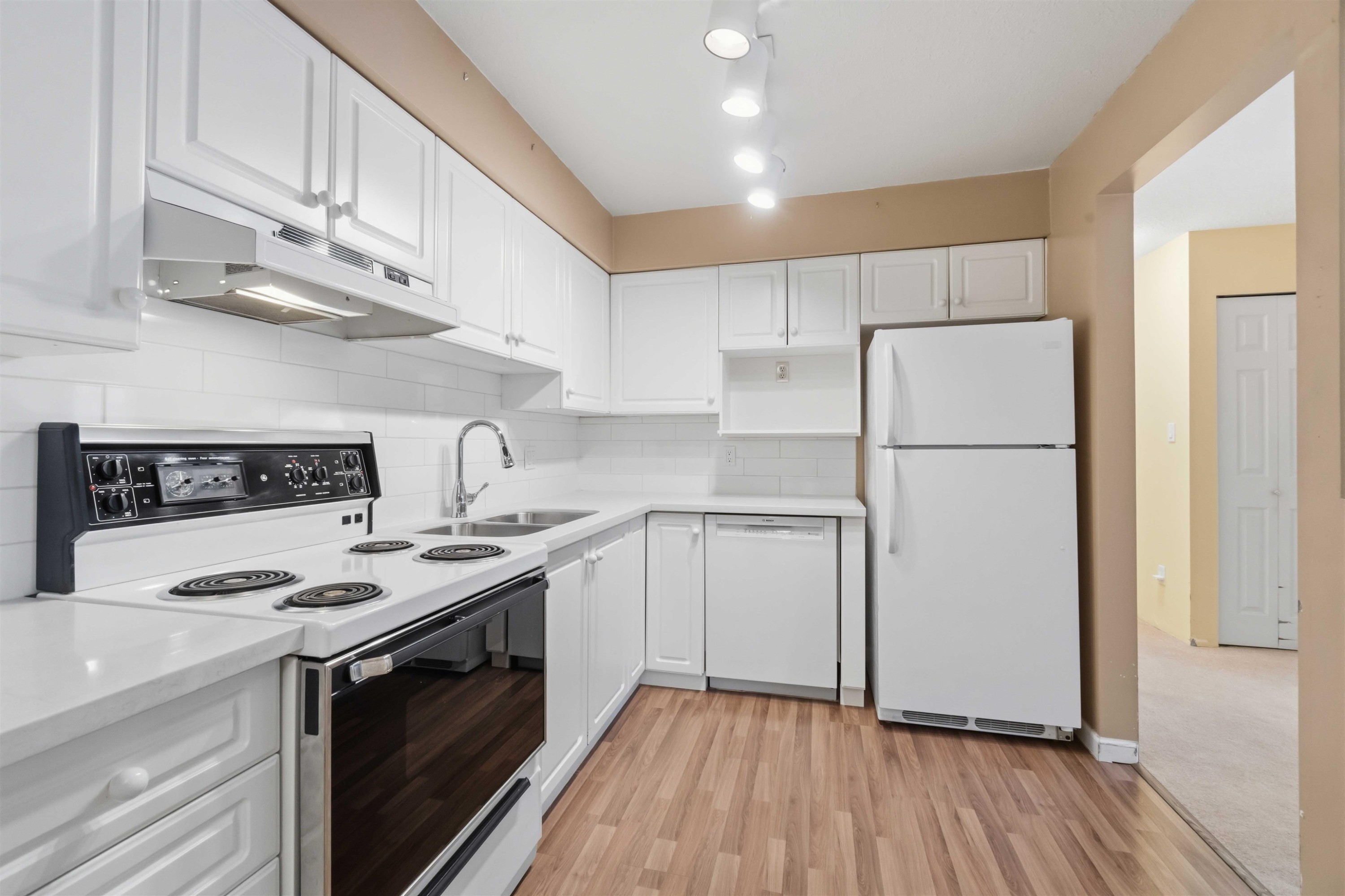 202-1148 Westwood Street, Coquitlam, BC - Indoor Photo Showing Kitchen With Double Sink