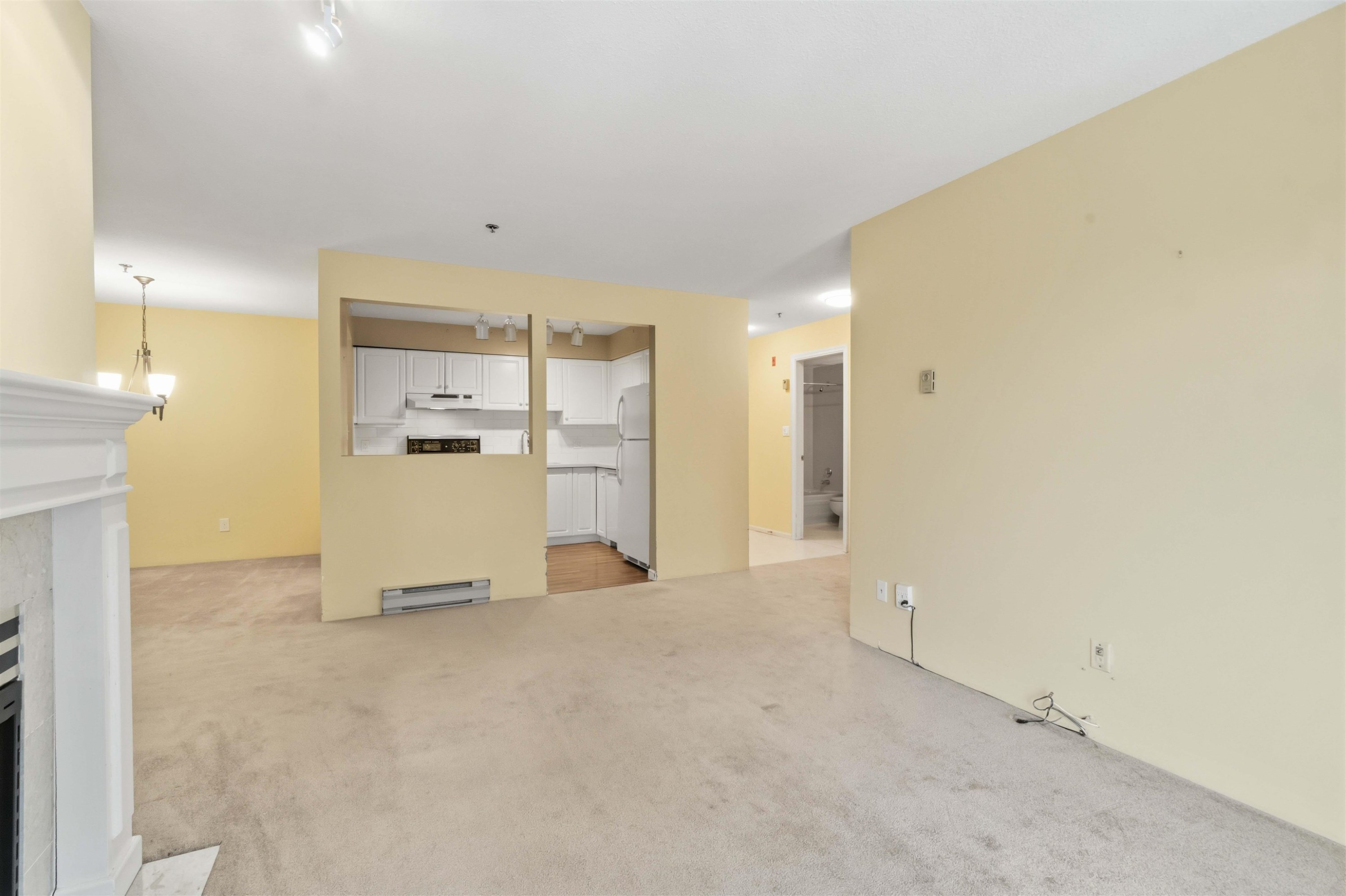 202-1148 Westwood Street, Coquitlam, BC - Indoor Photo Showing Other Room