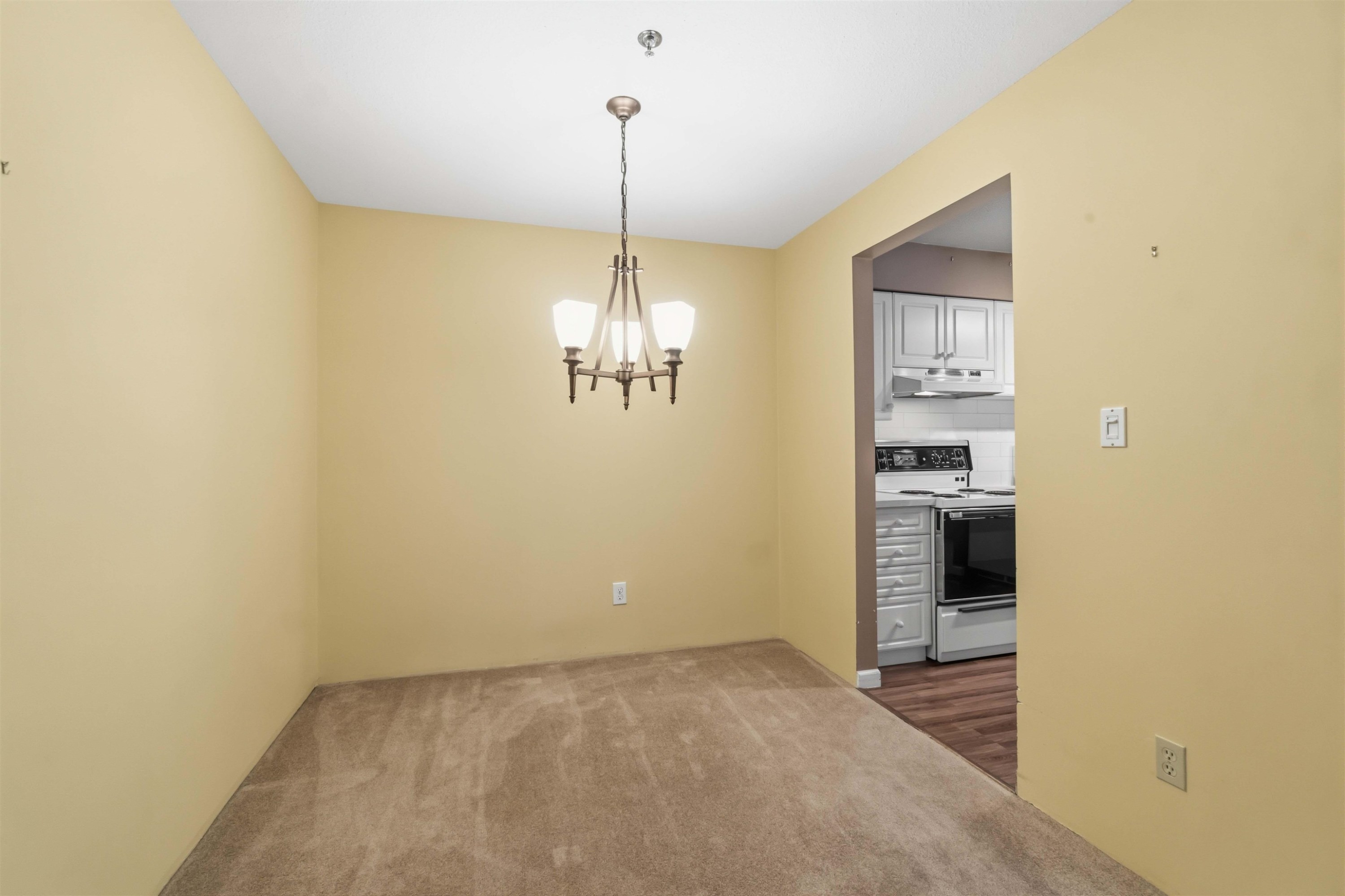 202-1148 Westwood Street, Coquitlam, BC - Indoor Photo Showing Other Room