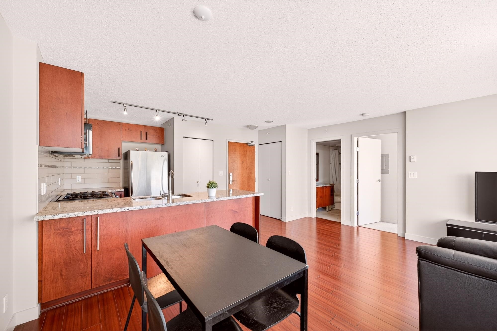 606-8280 Lansdowne Road, Richmond, BC