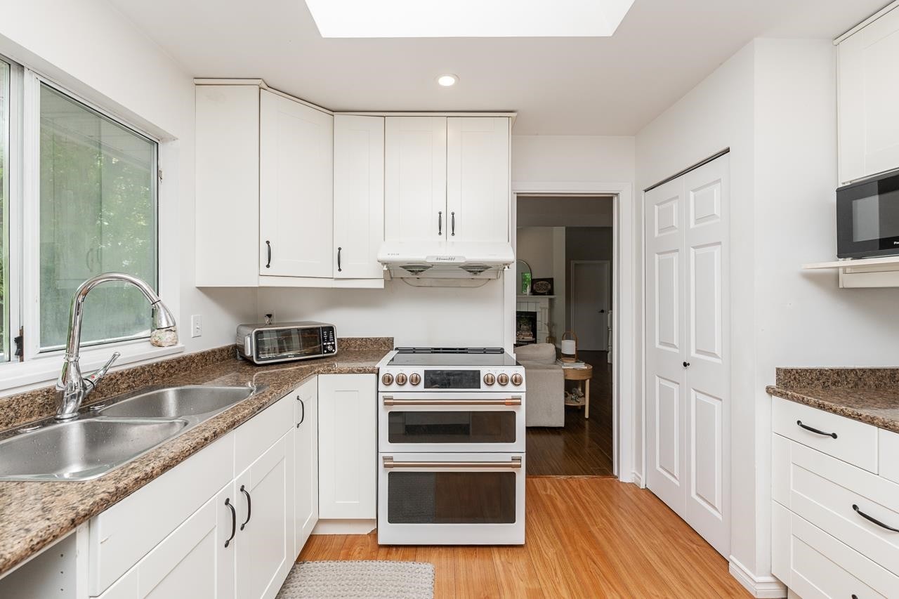 1221 Rochester Avenue, Coquitlam, BC