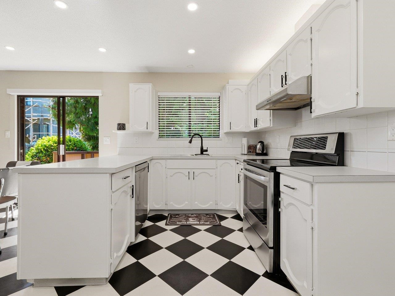 1390 Eastlawn Drive, Burnaby, BC - Indoor Photo Showing Kitchen