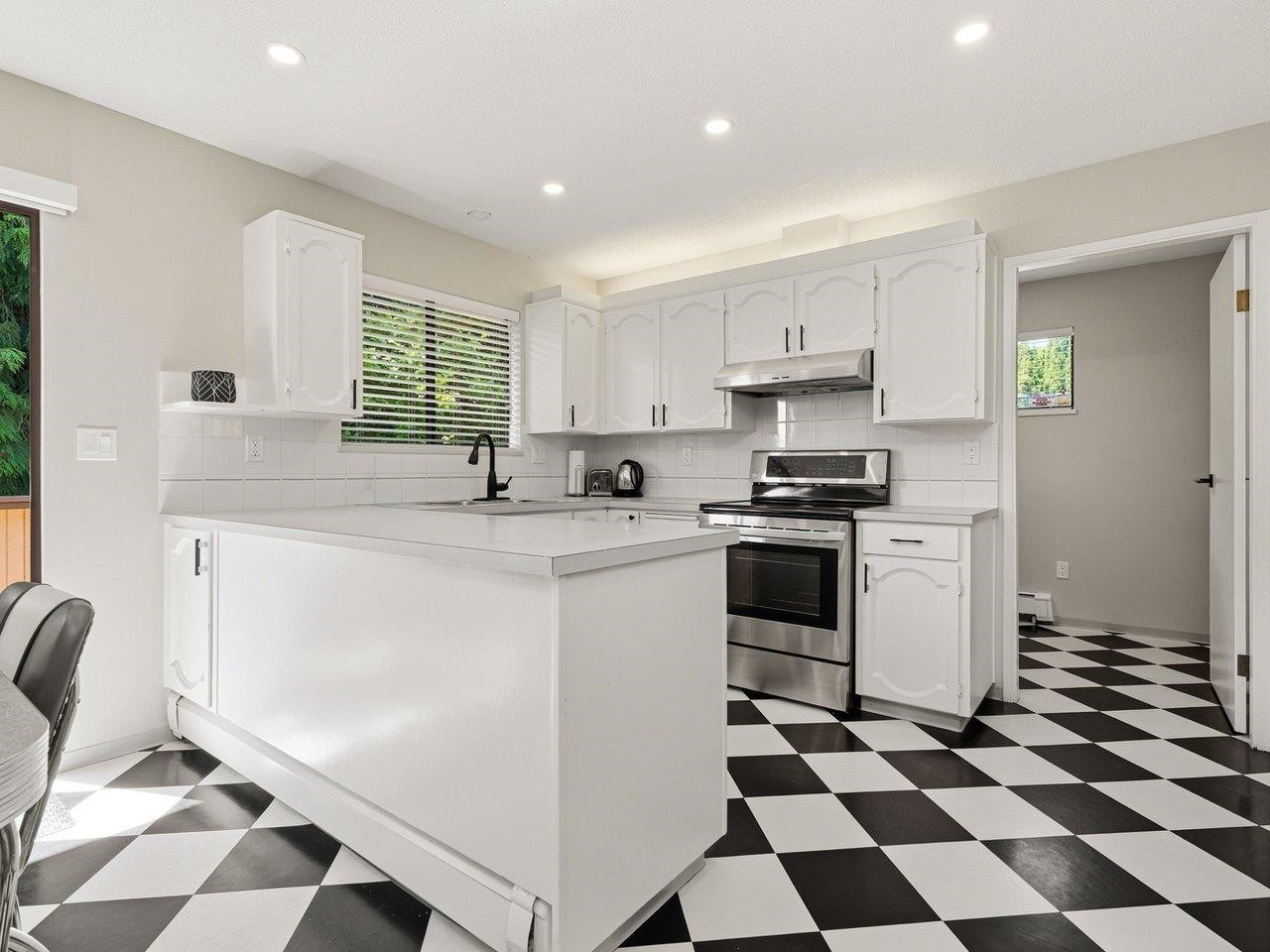 1390 Eastlawn Drive, Burnaby, BC - Indoor Photo Showing Kitchen