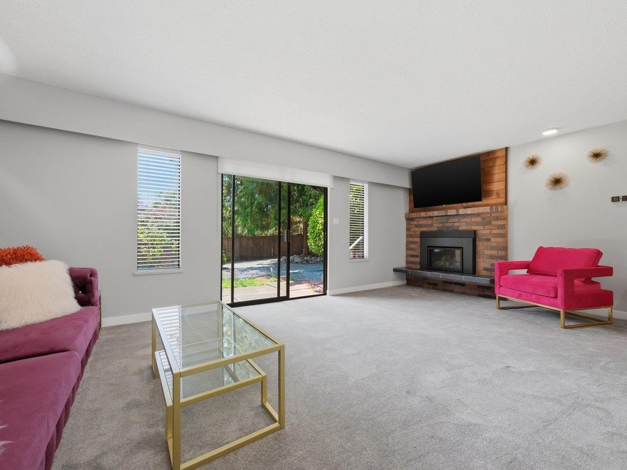 1390 Eastlawn Drive, Burnaby, BC - Indoor Photo Showing Living Room With Fireplace