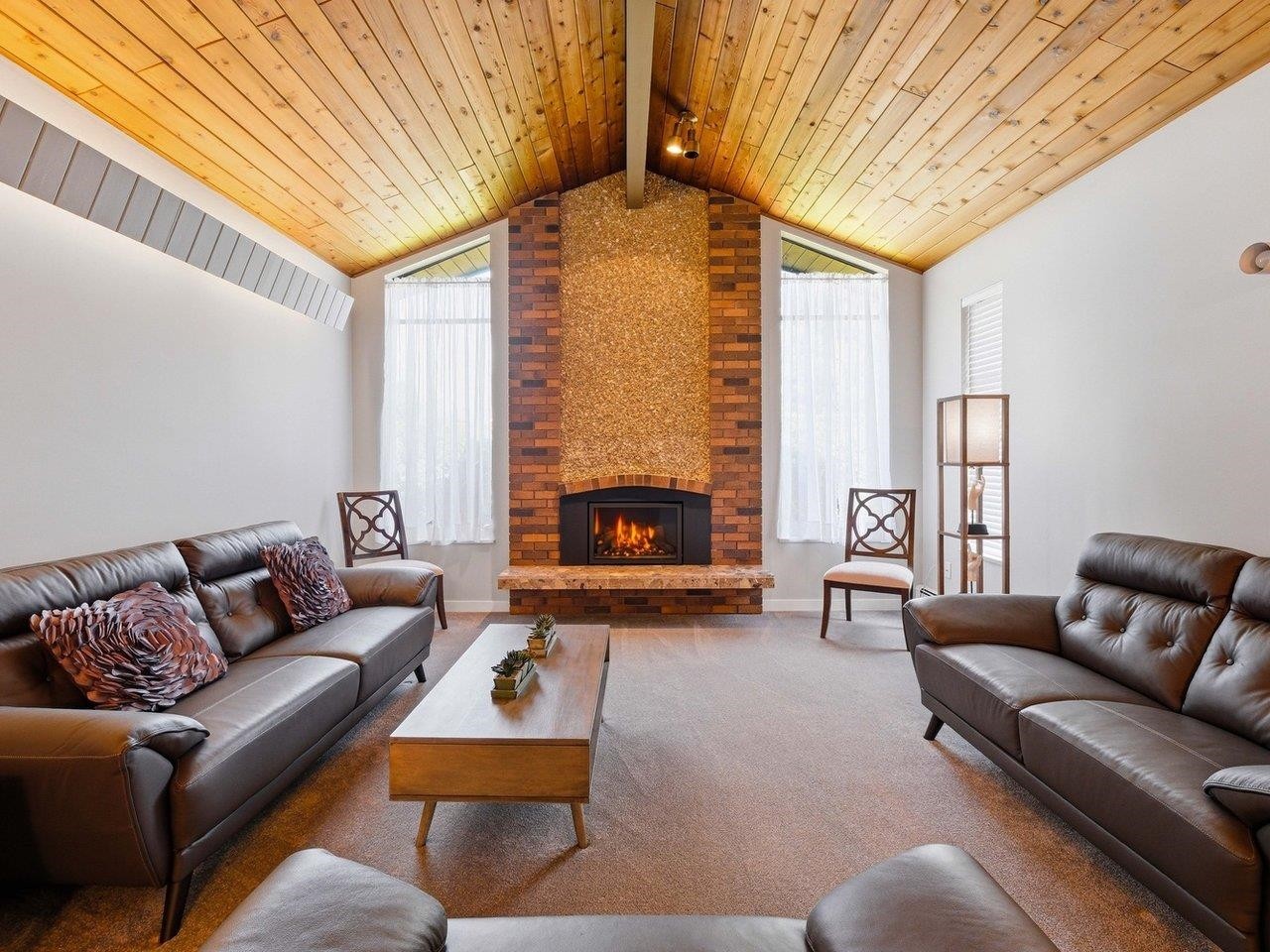 1390 Eastlawn Drive, Burnaby, BC - Indoor Photo Showing Living Room With Fireplace