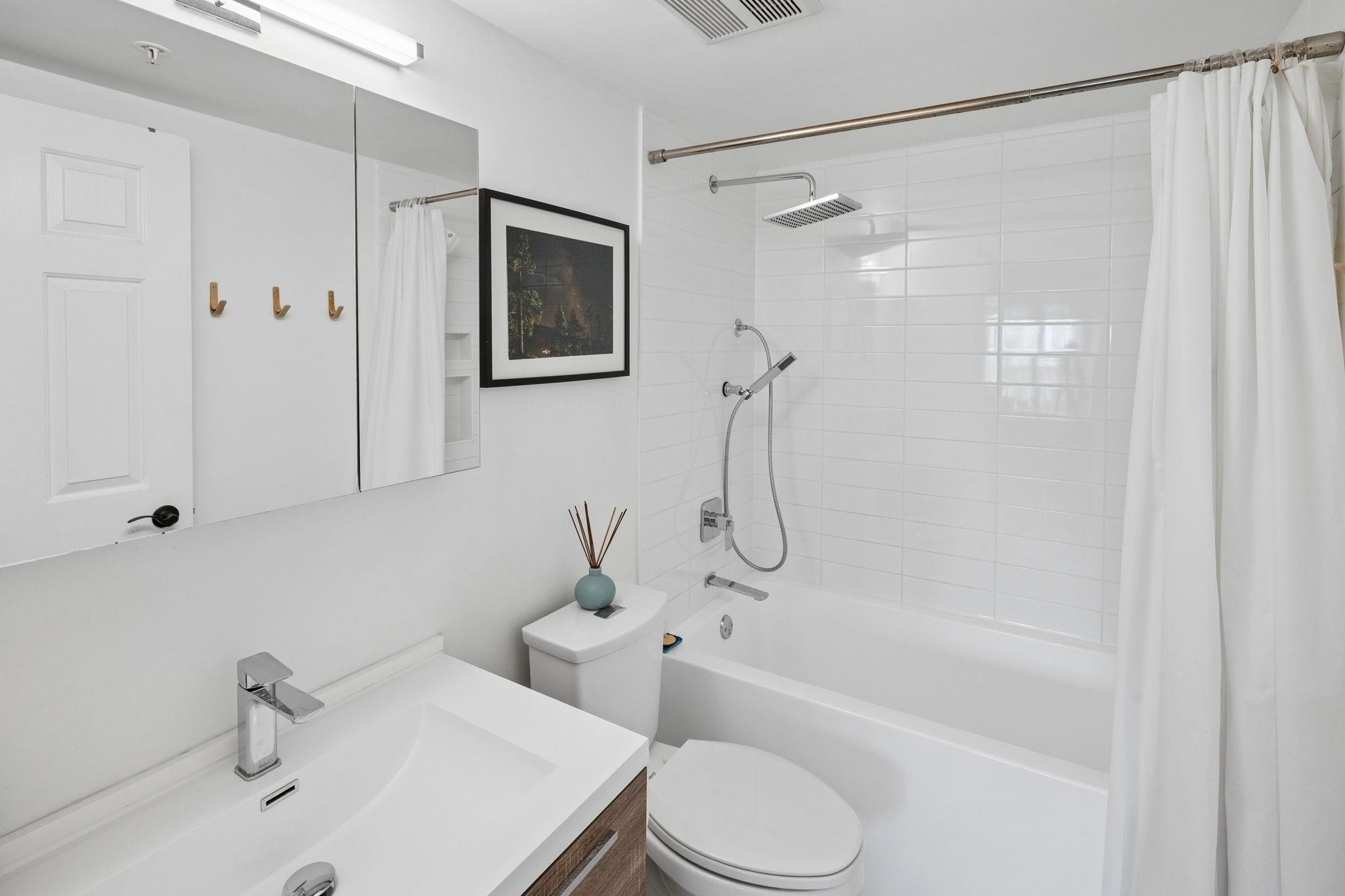 305-688 16Th Avenue E, Vancouver, BC