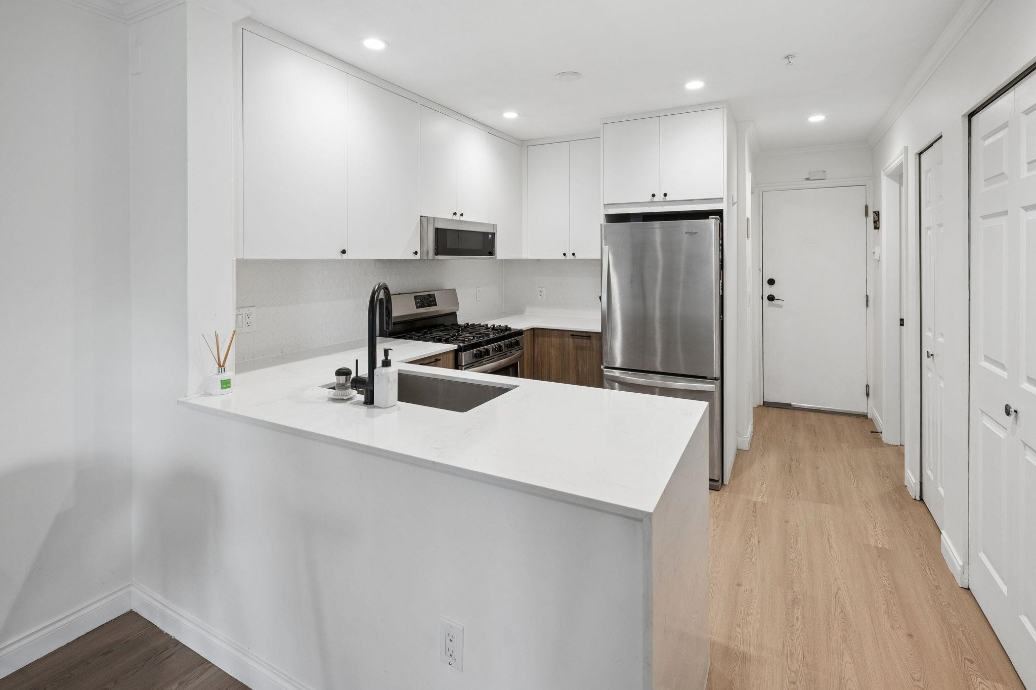 305-688 16Th Avenue E, Vancouver, BC
