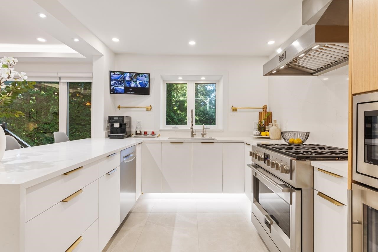 4283 Capilano Road, North Vancouver, BC - Indoor Photo Showing Kitchen With Upgraded Kitchen