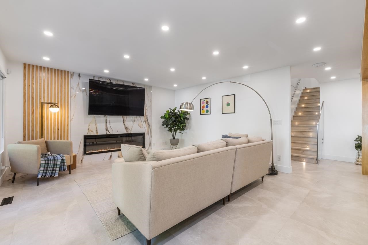 4283 Capilano Road, North Vancouver, BC - Indoor With Fireplace