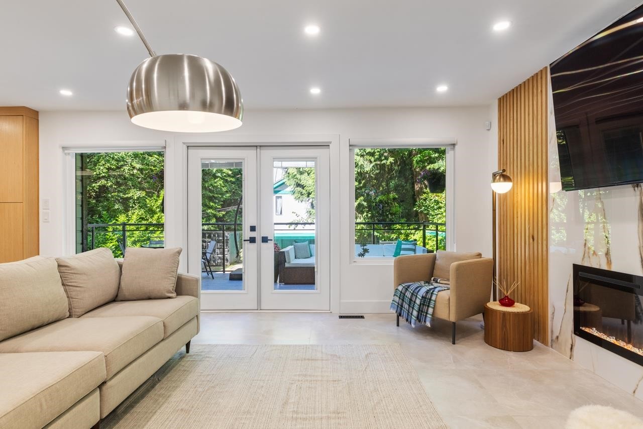 4283 Capilano Road, North Vancouver, BC - Indoor Photo Showing Living Room With Fireplace