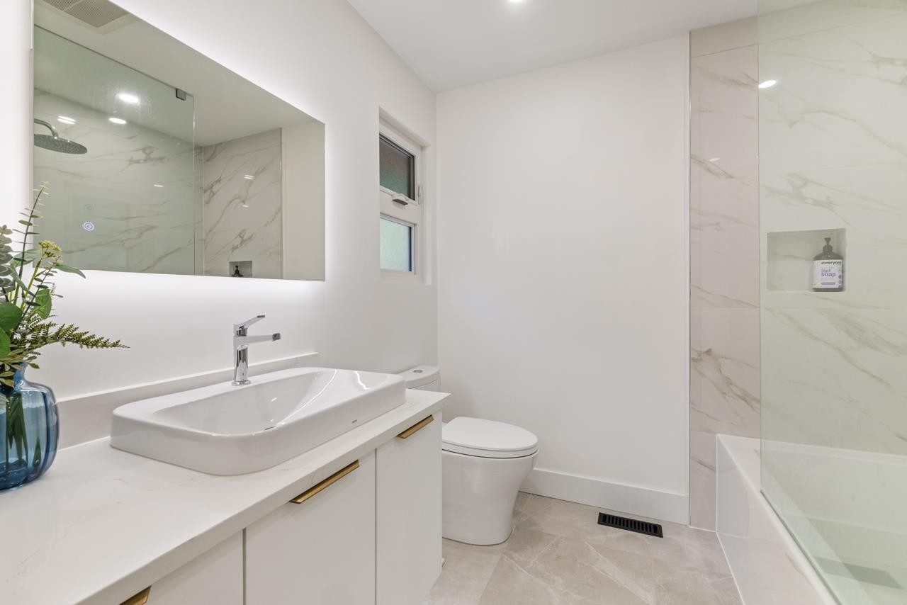 4283 Capilano Road, North Vancouver, BC - Indoor Photo Showing Bathroom