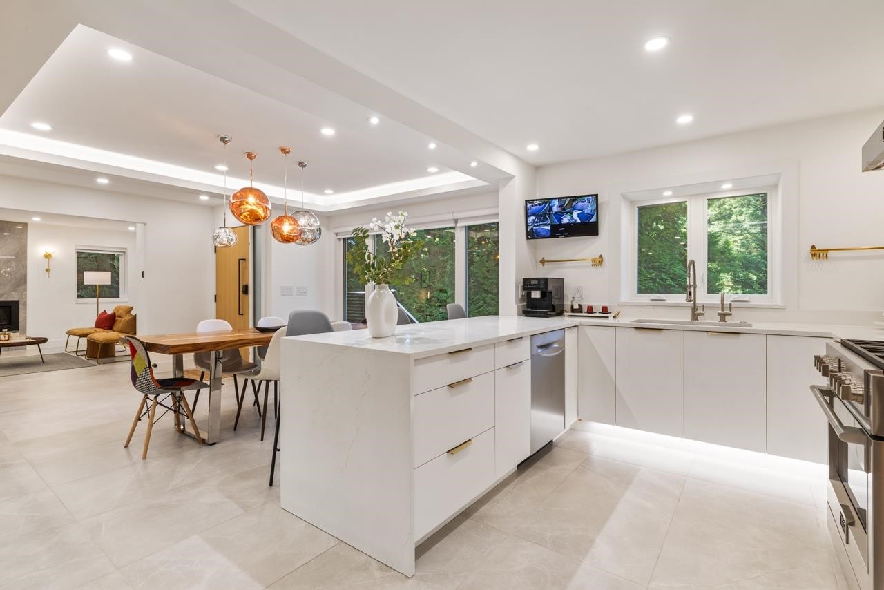 4283 Capilano Road, North Vancouver, BC - Indoor
