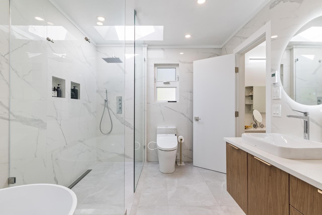 4283 Capilano Road, North Vancouver, BC - Indoor Photo Showing Bathroom