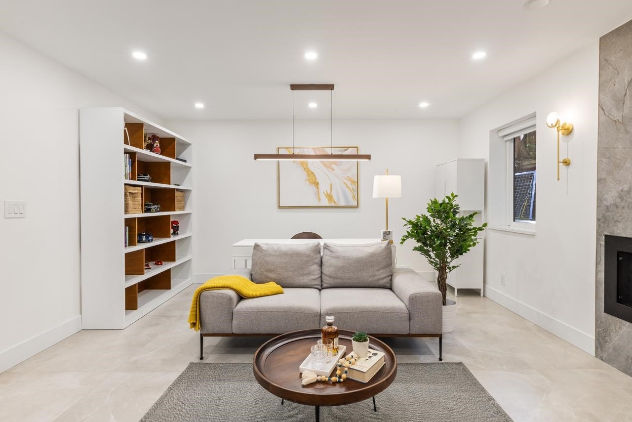 4283 Capilano Road, North Vancouver, BC - Indoor Photo Showing Living Room With Fireplace
