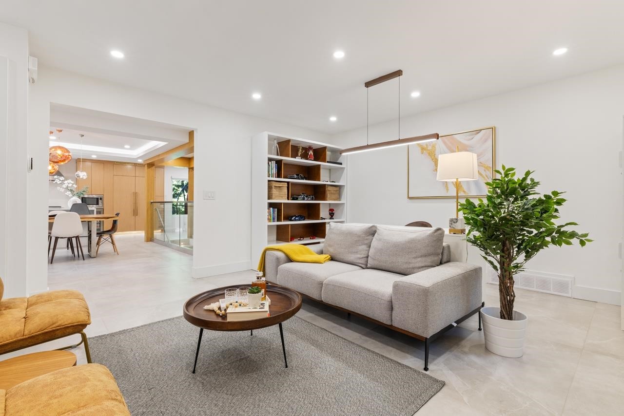 4283 Capilano Road, North Vancouver, BC - Indoor Photo Showing Living Room