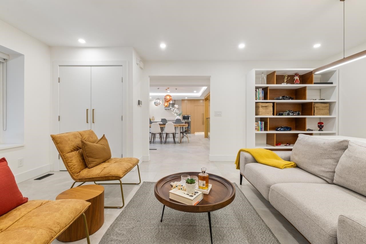 4283 Capilano Road, North Vancouver, BC - Indoor Photo Showing Living Room