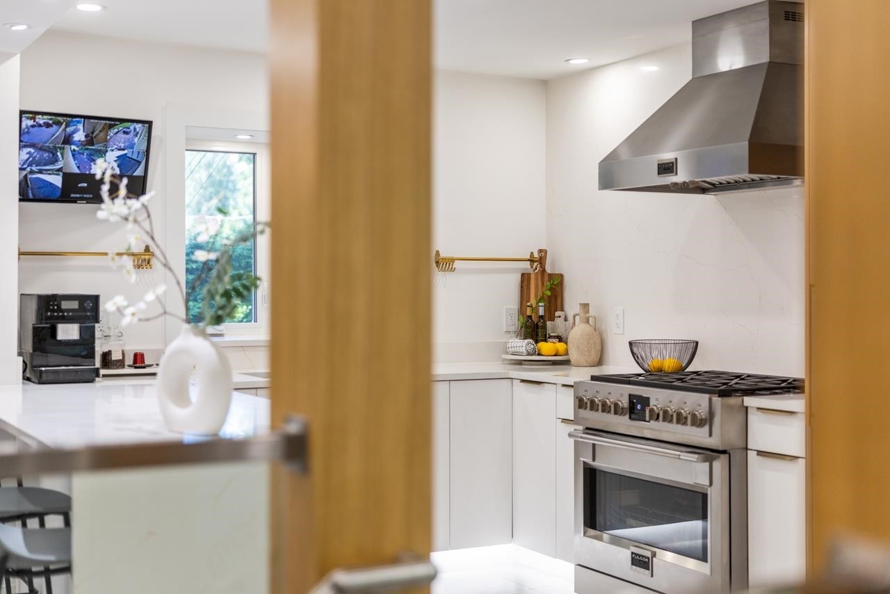 4283 Capilano Road, North Vancouver, BC - Indoor Photo Showing Kitchen