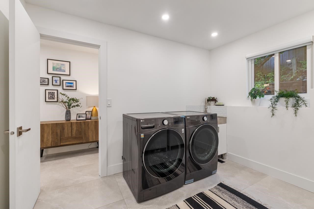 4283 Capilano Road, North Vancouver, BC - Indoor Photo Showing Laundry Room
