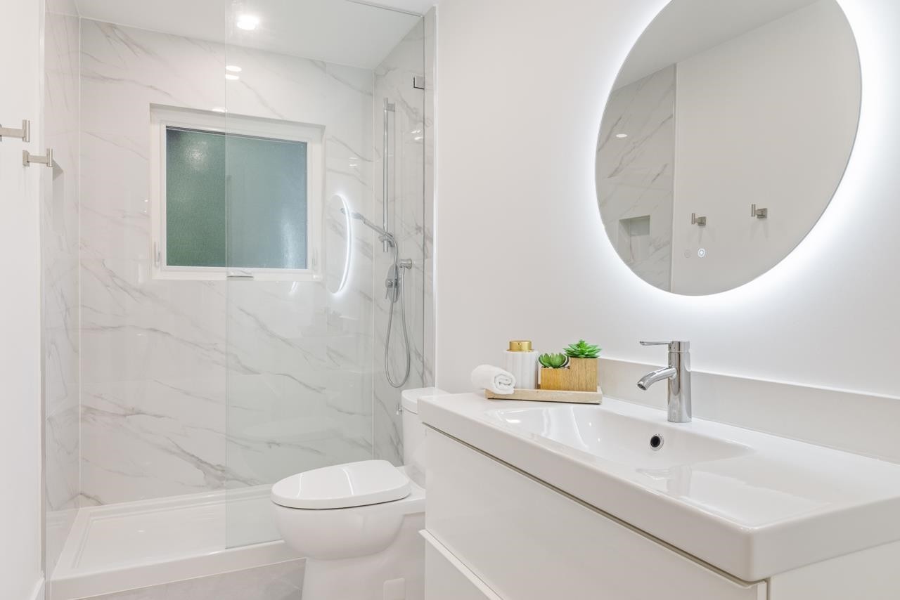 4283 Capilano Road, North Vancouver, BC - Indoor Photo Showing Bathroom