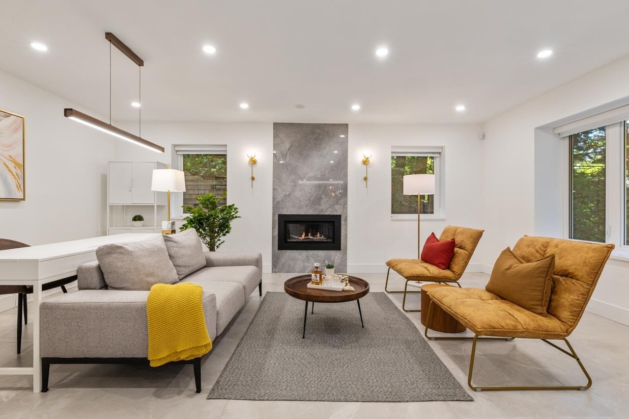 4283 Capilano Road, North Vancouver, BC - Indoor Photo Showing Living Room With Fireplace