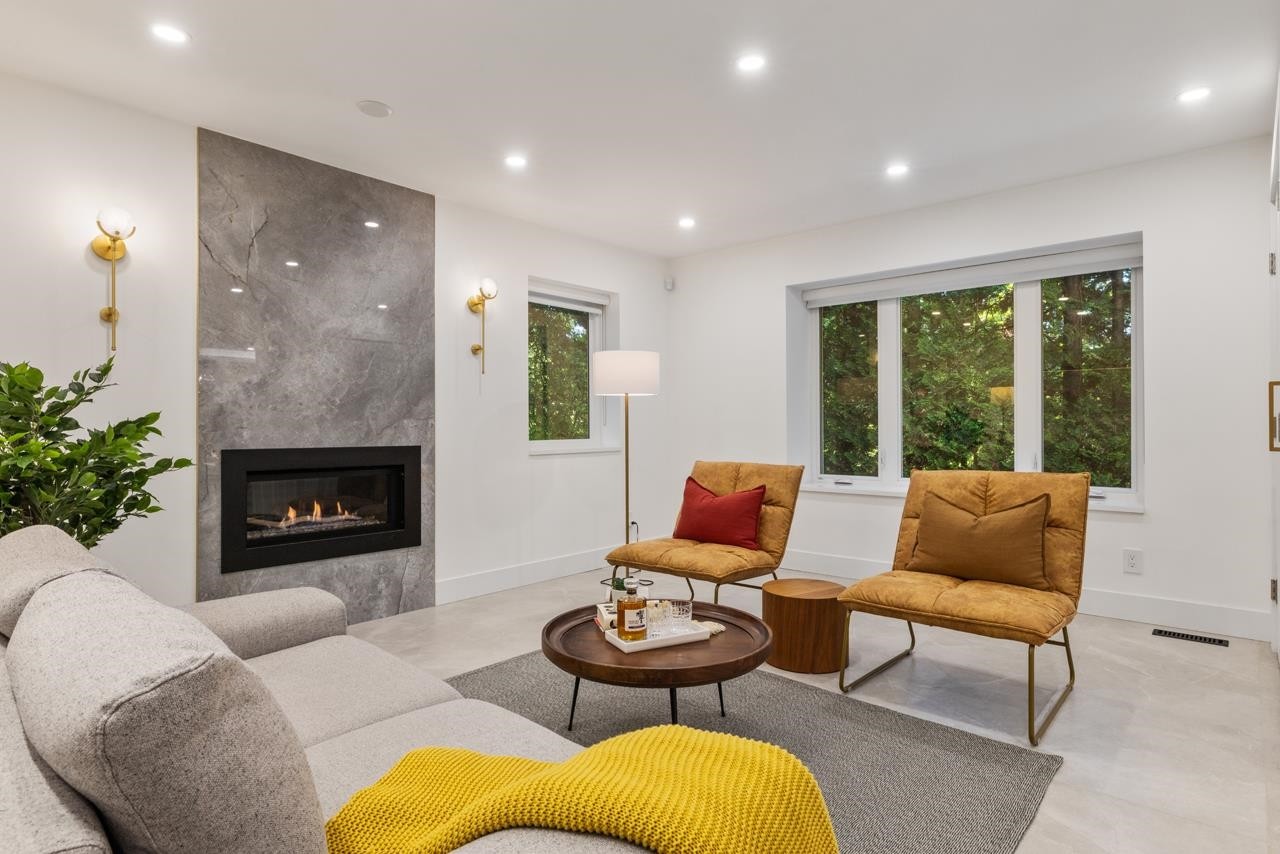 4283 Capilano Road, North Vancouver, BC - Indoor Photo Showing Living Room With Fireplace