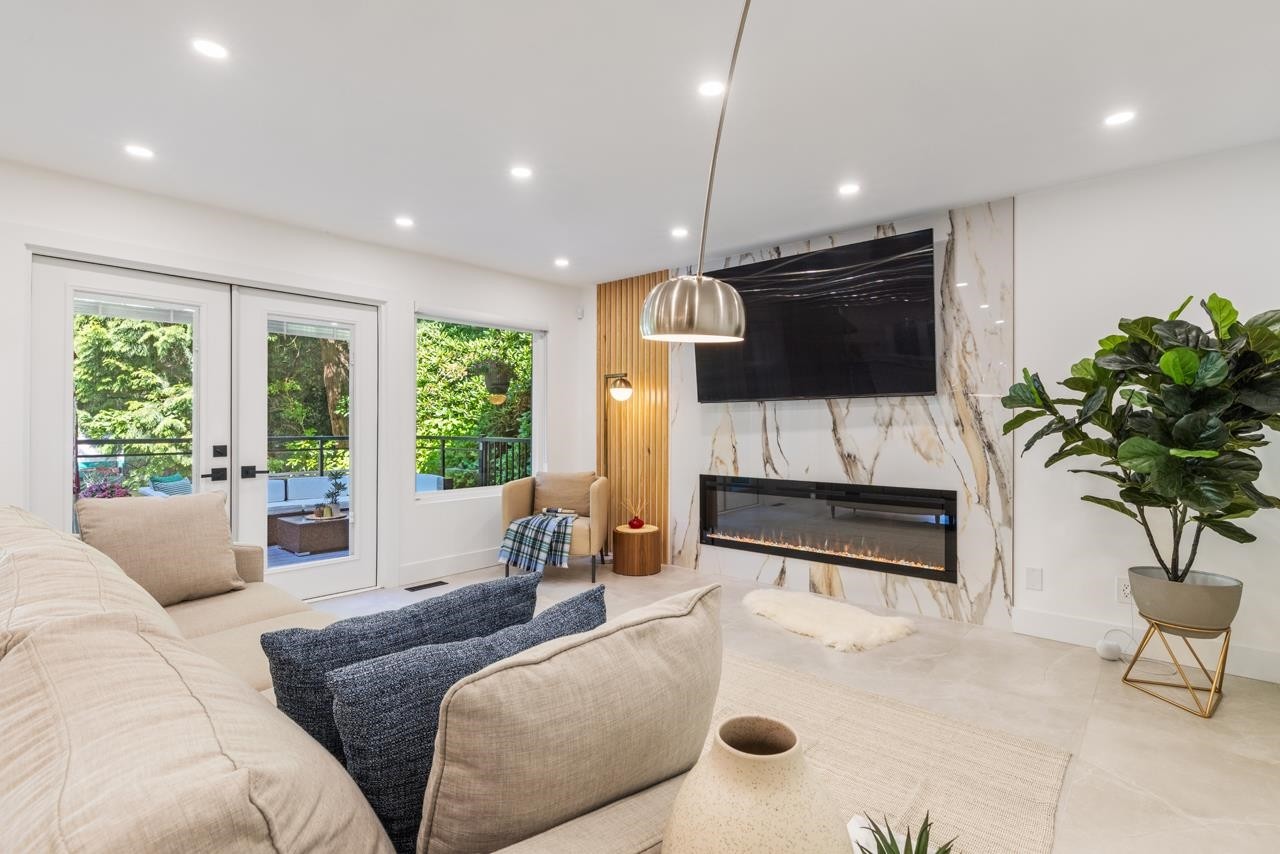 4283 Capilano Road, North Vancouver, BC - Indoor Photo Showing Other Room With Fireplace