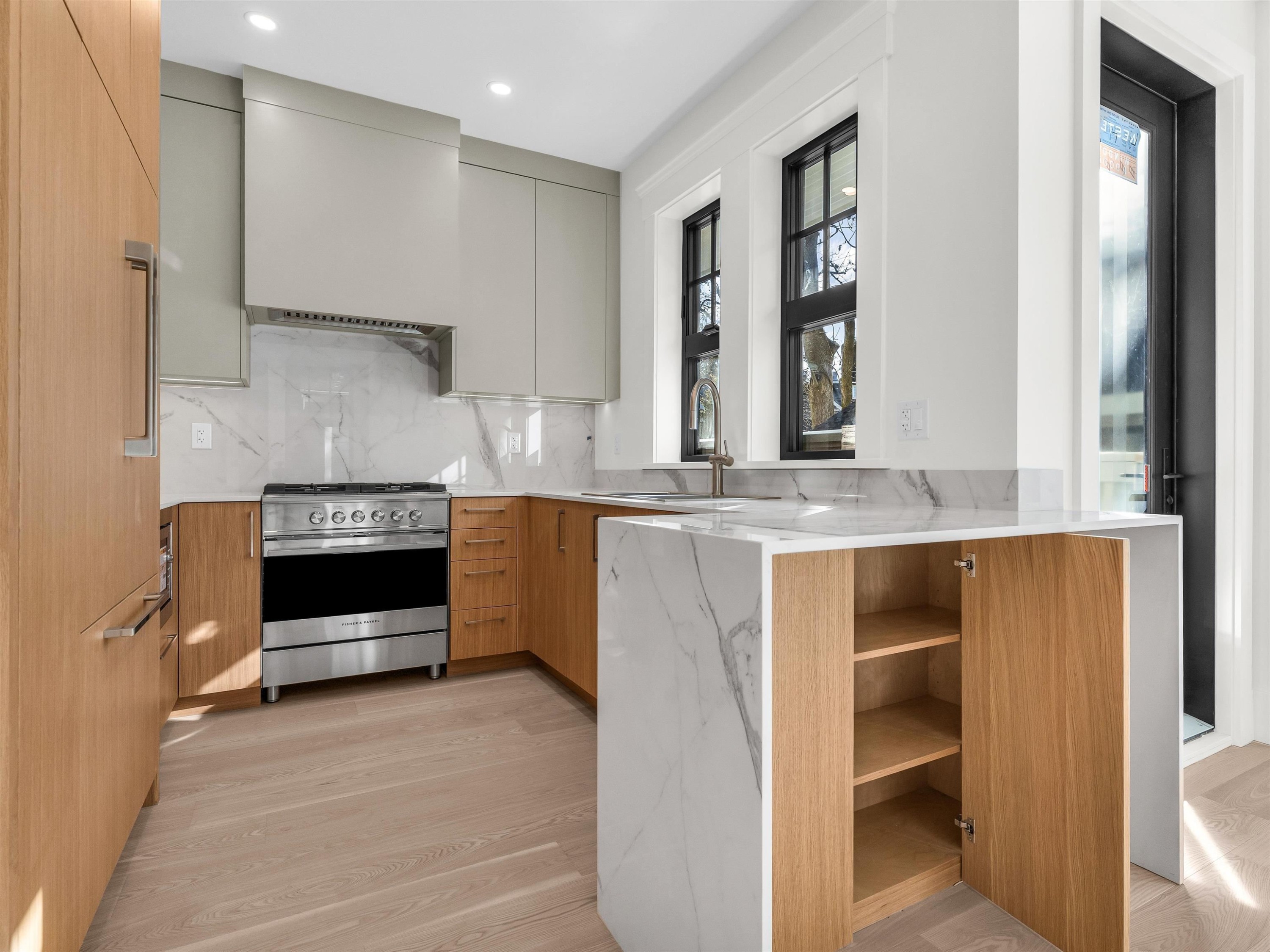2568 2Nd Avenue W, Vancouver, BC - Indoor Photo Showing Kitchen