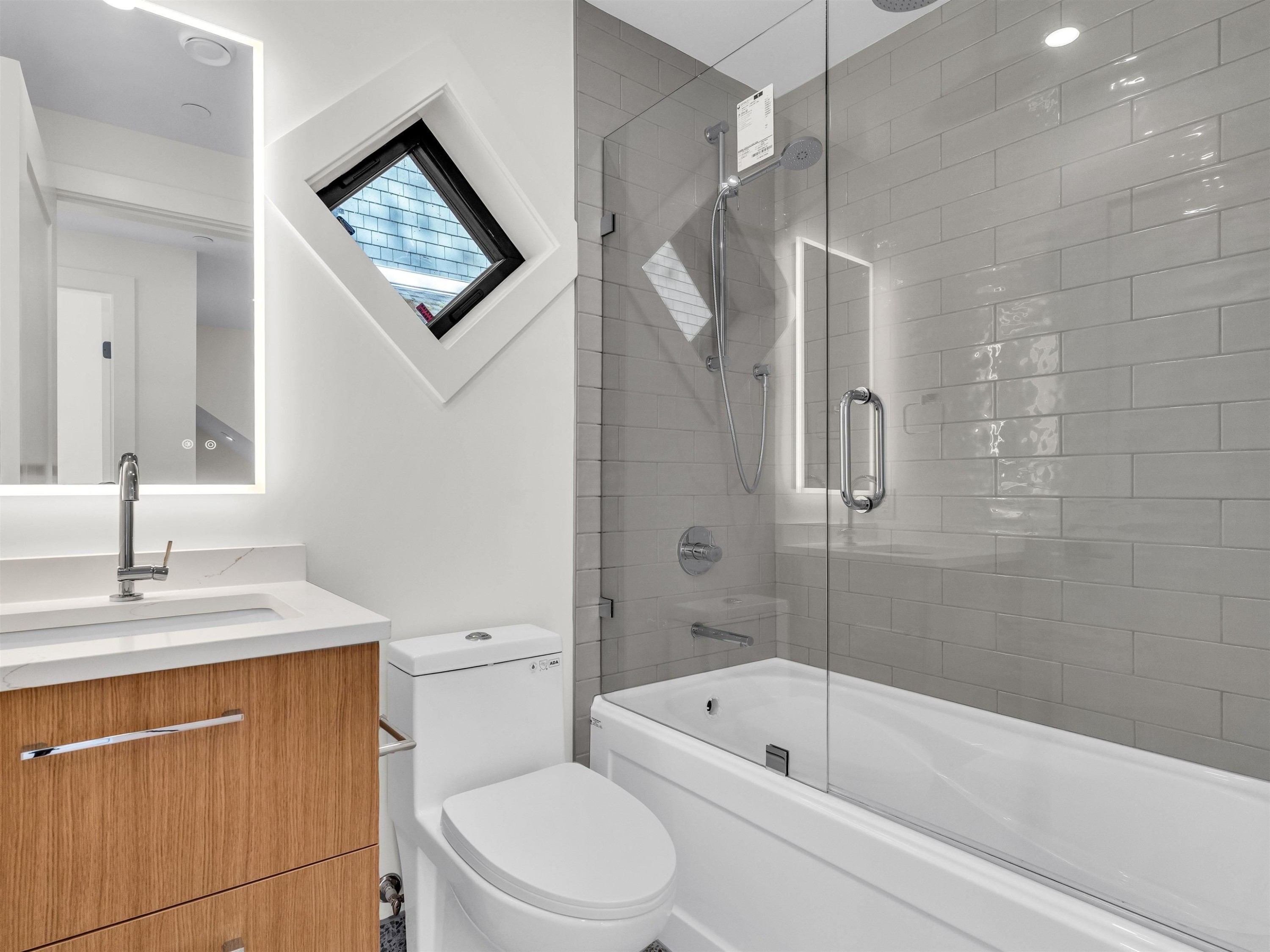 2568 2Nd Avenue W, Vancouver, BC - Indoor Photo Showing Bathroom