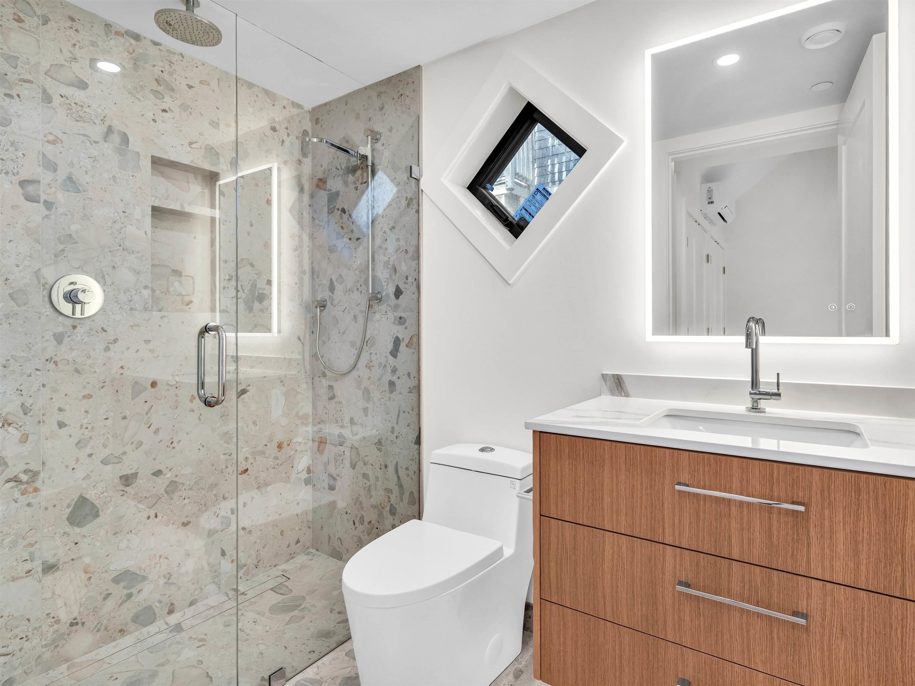 2568 2Nd Avenue W, Vancouver, BC - Indoor Photo Showing Bathroom