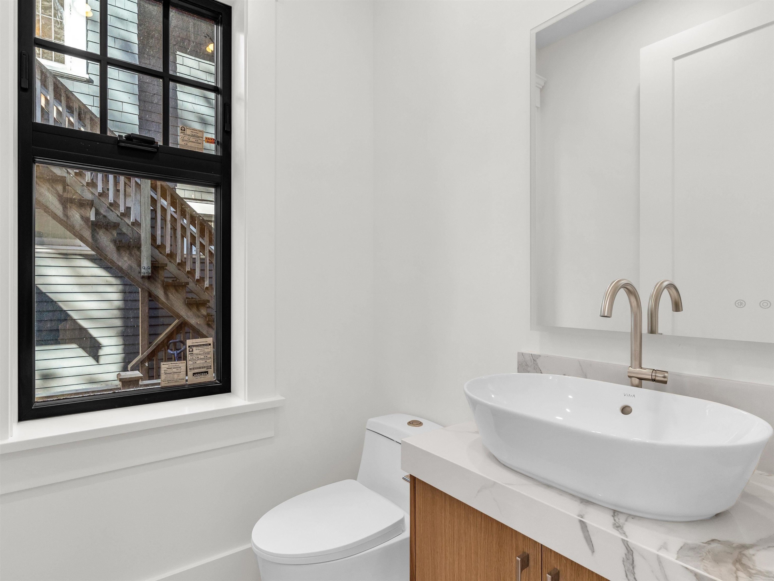 2568 2Nd Avenue W, Vancouver, BC - Indoor Photo Showing Bathroom