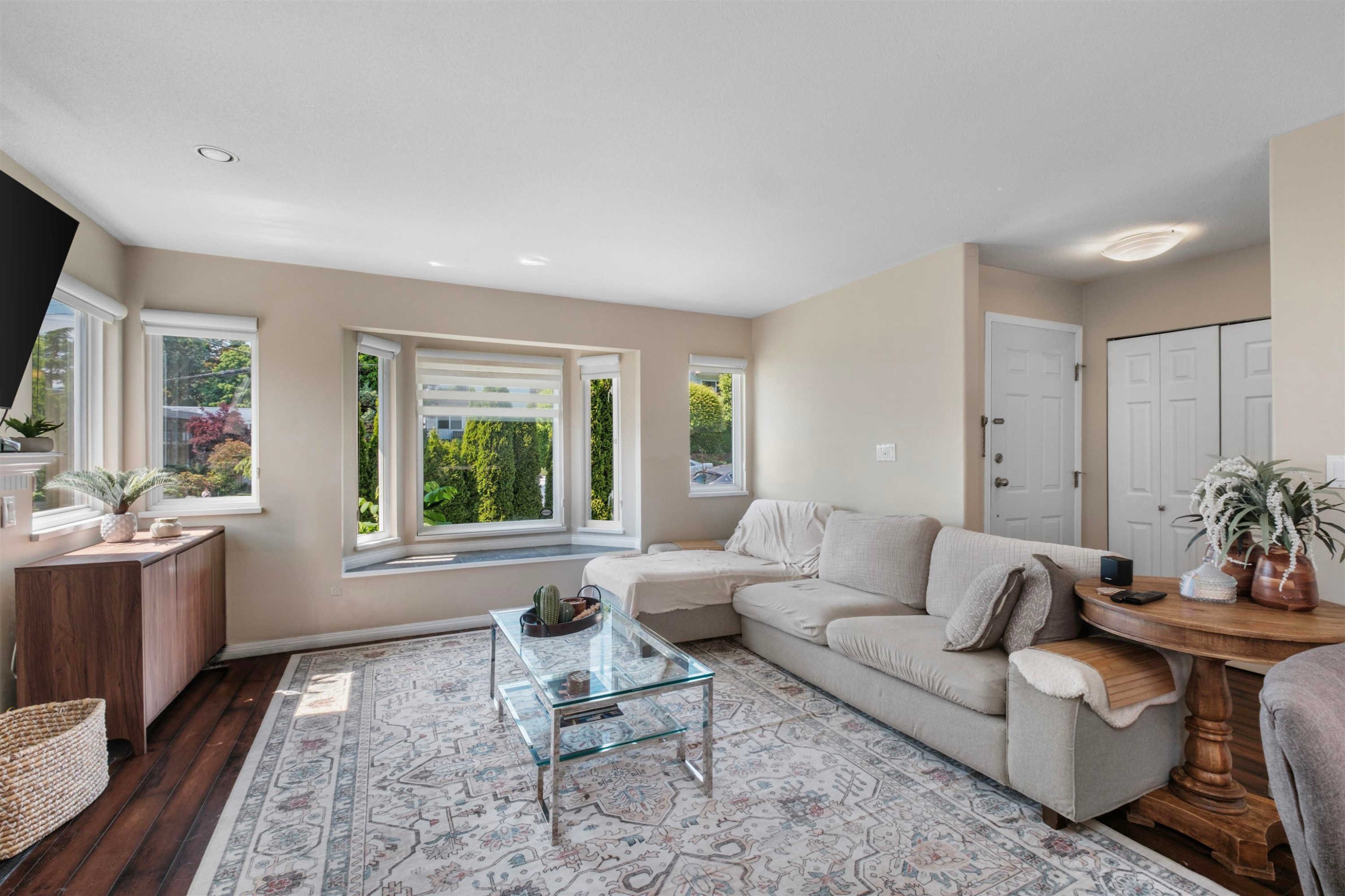230 St. Patricks Avenue, North Vancouver, BC - Indoor Photo Showing Living Room