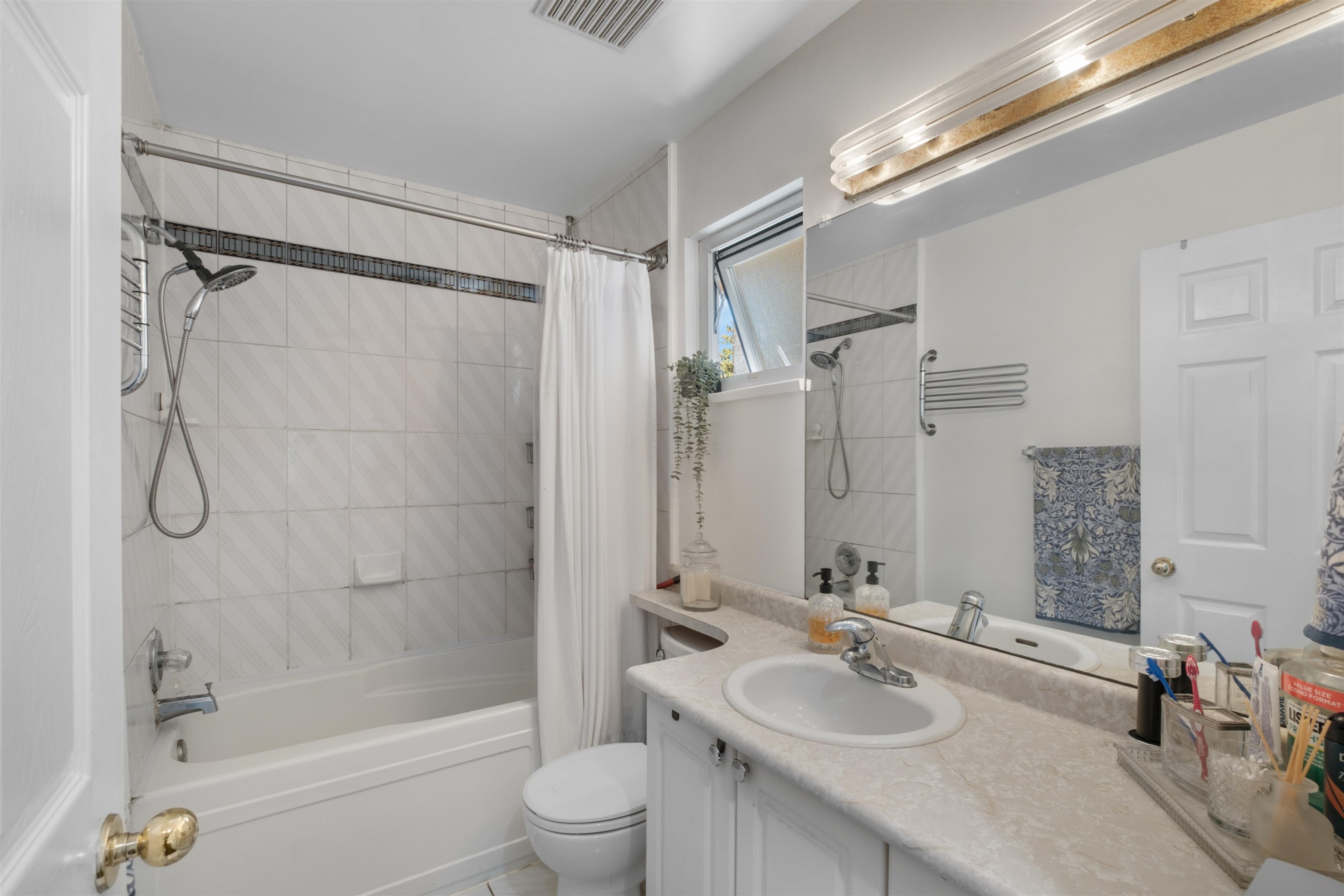 230 St. Patricks Avenue, North Vancouver, BC - Indoor Photo Showing Bathroom