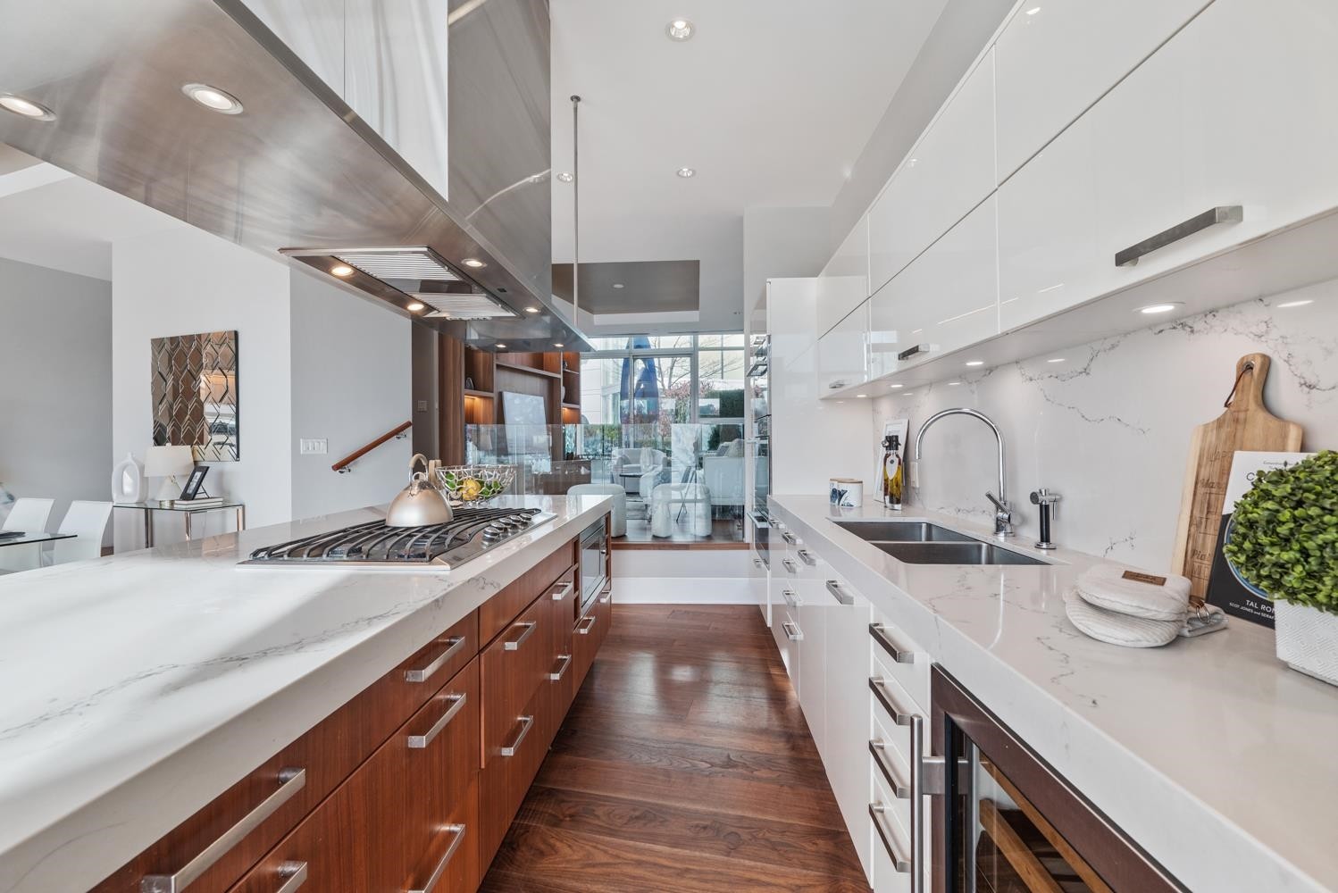 1576 Homer Mews, Vancouver, BC - Indoor Photo Showing Kitchen With Double Sink With Upgraded Kitchen